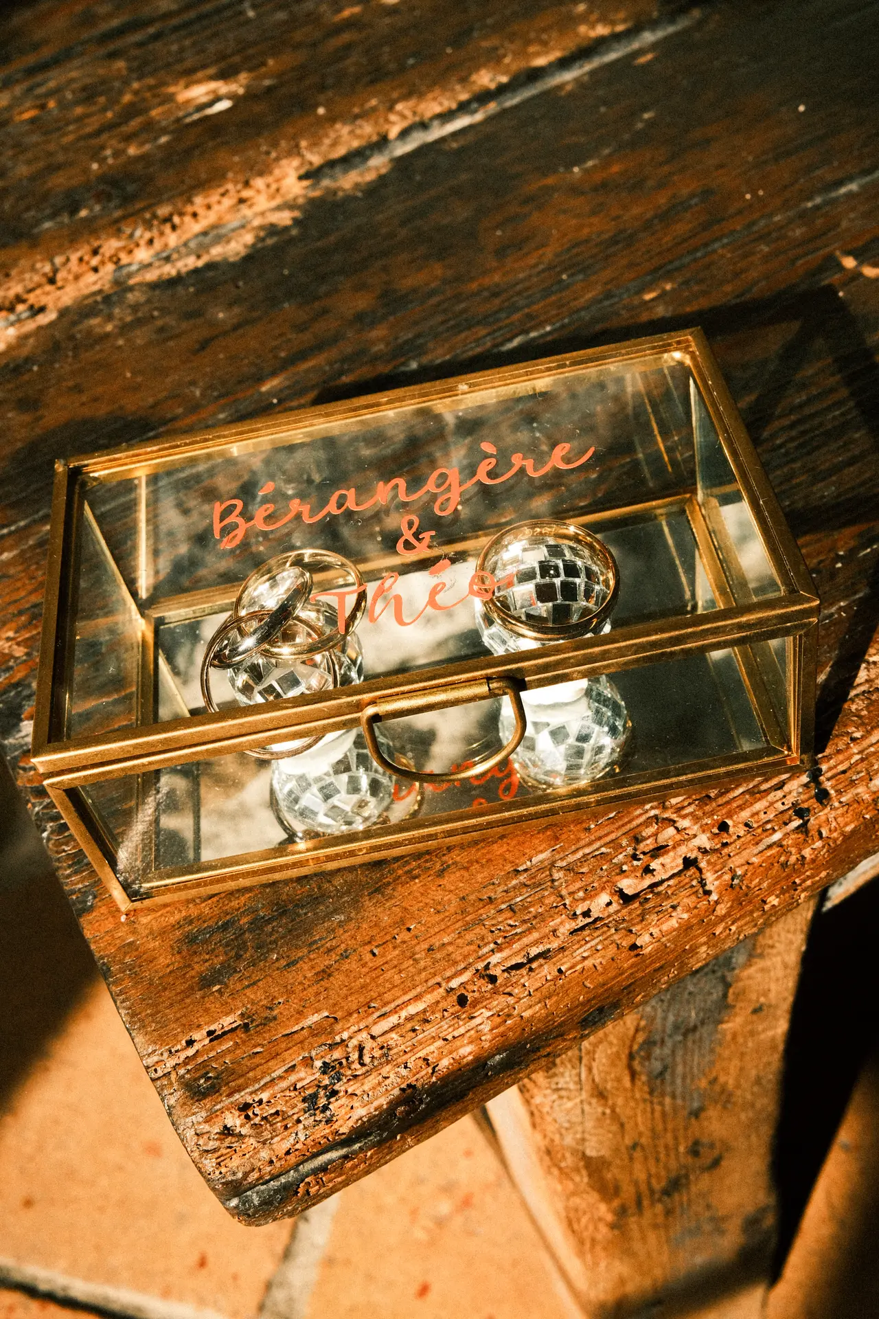 boîte à alliances gravée « Bérangère & Théo » sur bois brut