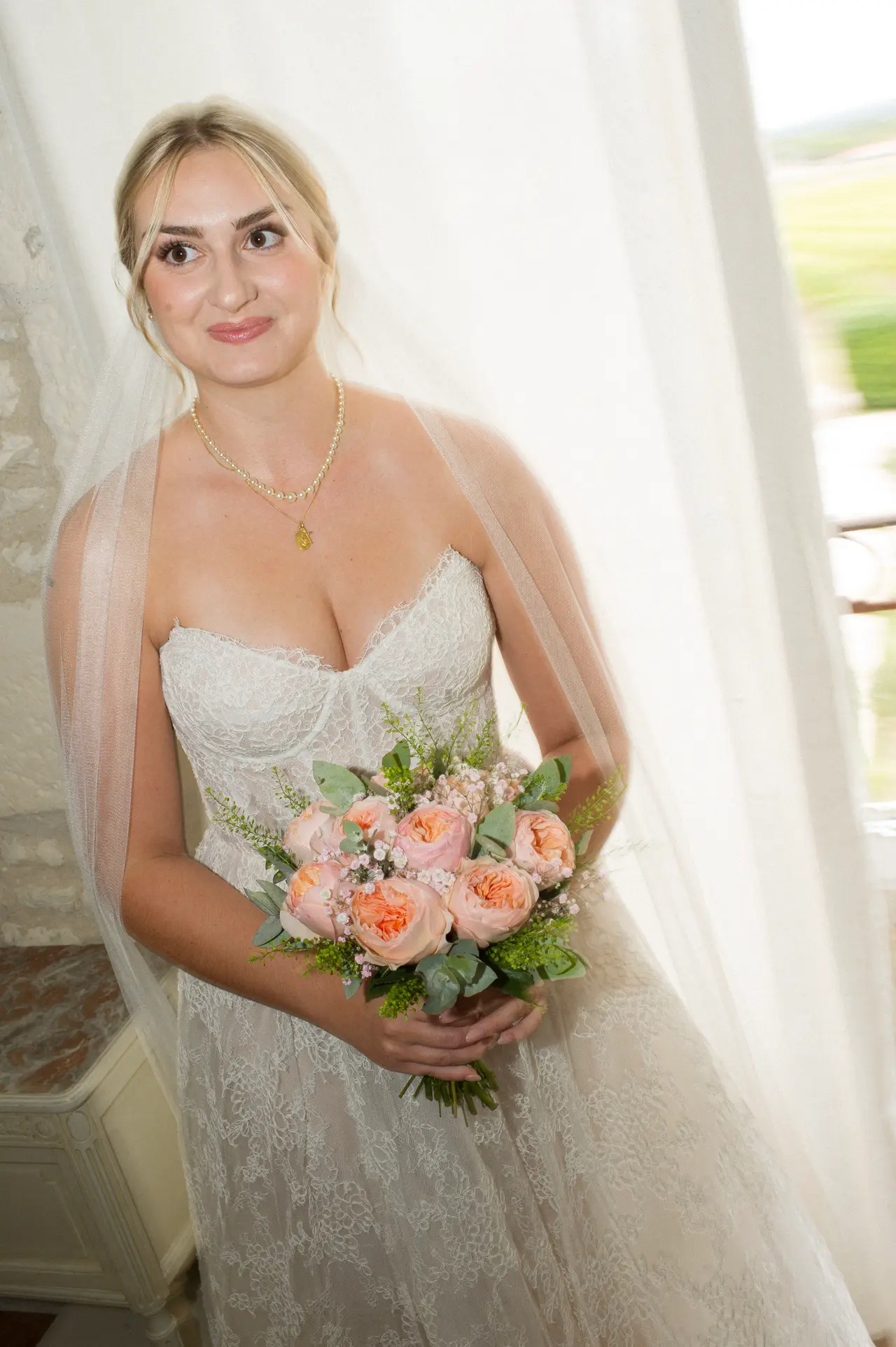 mariée au bouquet, contre-jour de fenêtre, regard doux