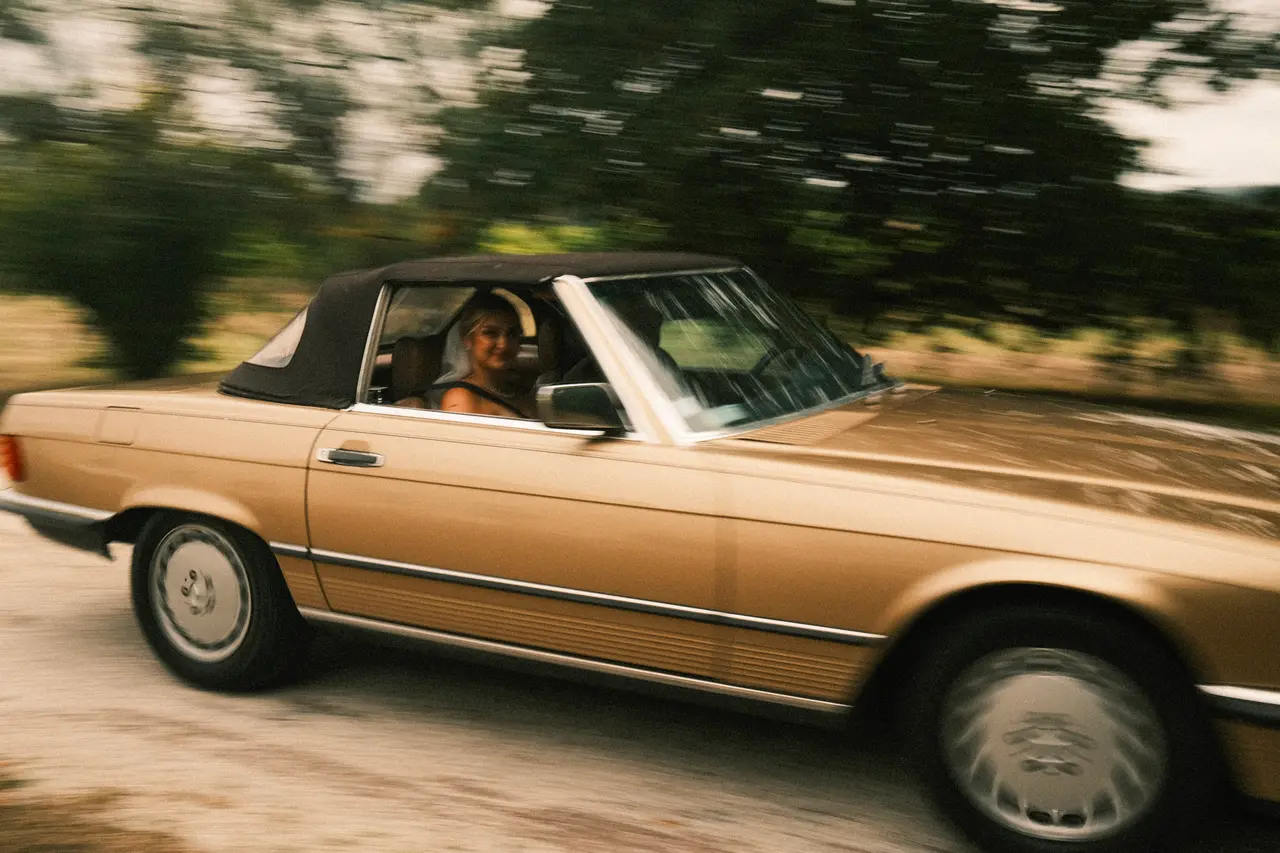 la Mercedes dorée filant sur la route, effet de filé