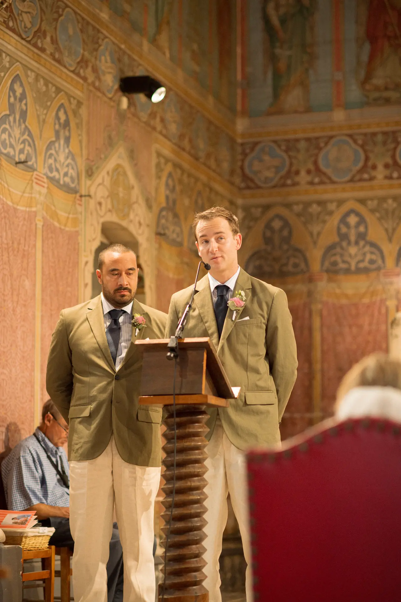deux invités au pupitre pour une lecture