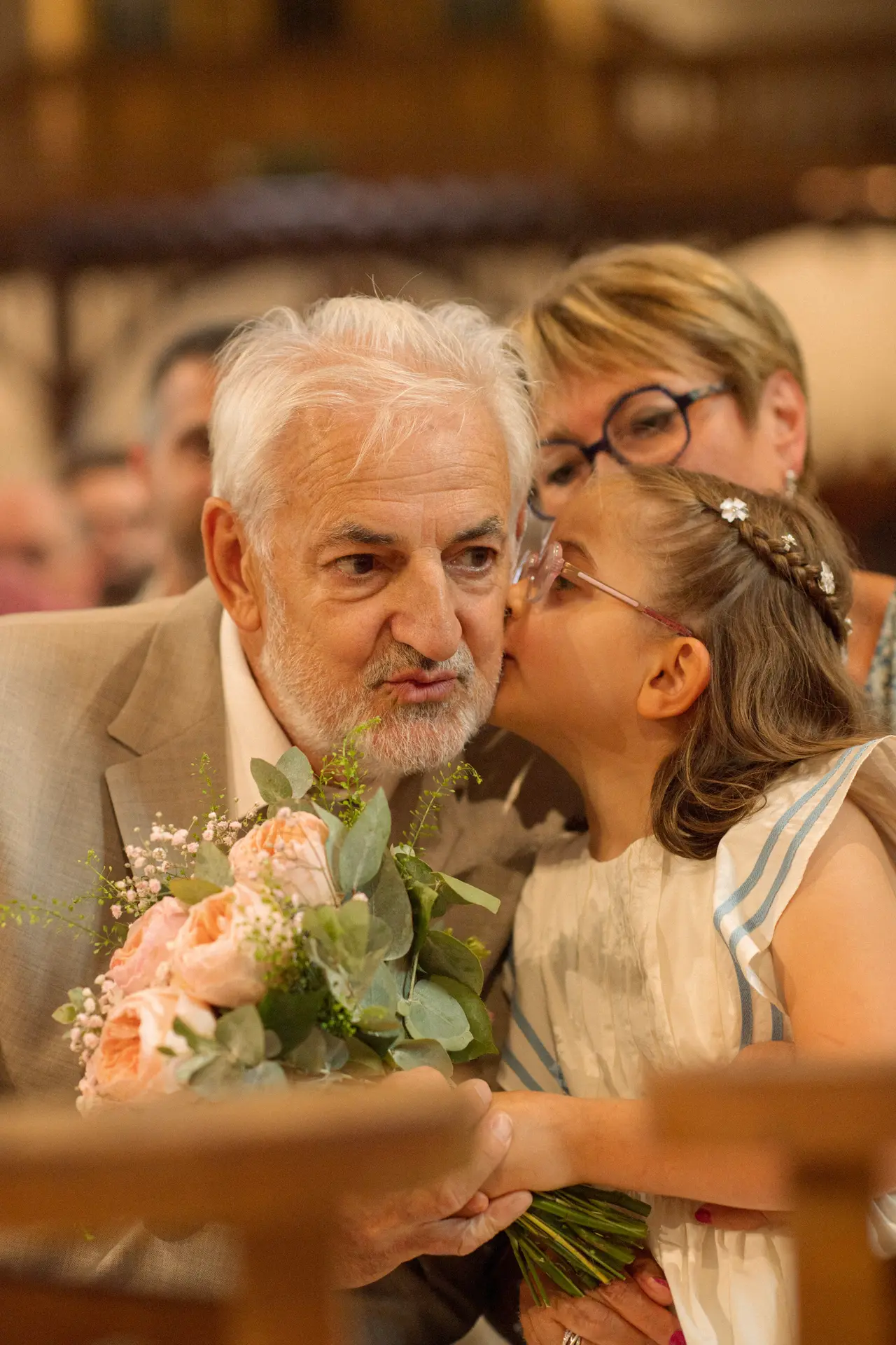 un invité et une petite fille joue contre joue, bouquet