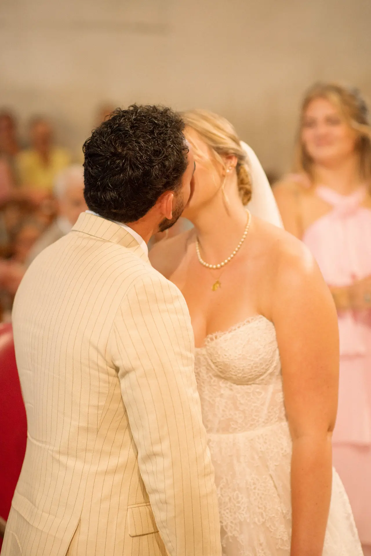 le baiser des mariés devant l'assemblée