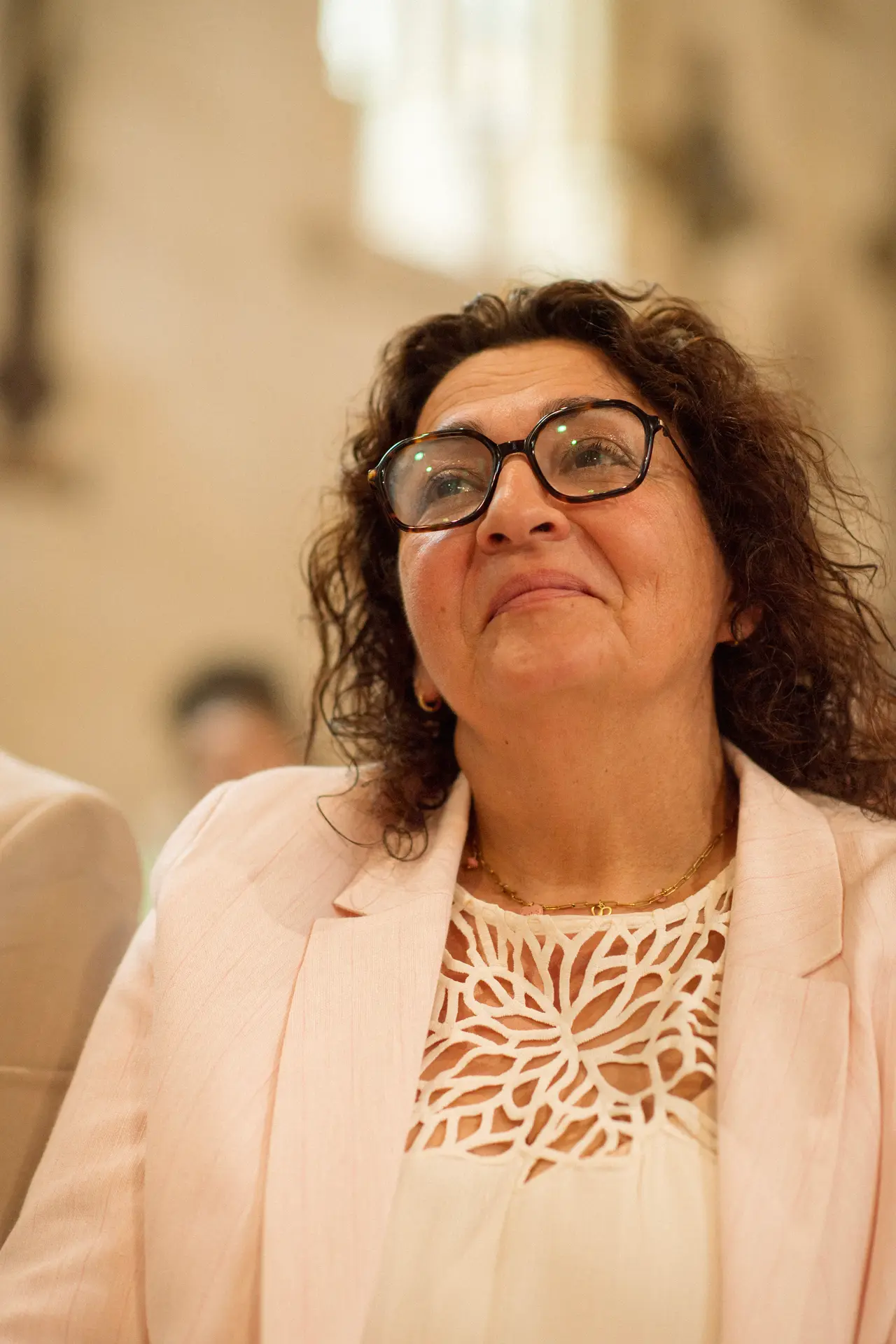 · invitée à lunettes, visage bouleversé dans les bancs