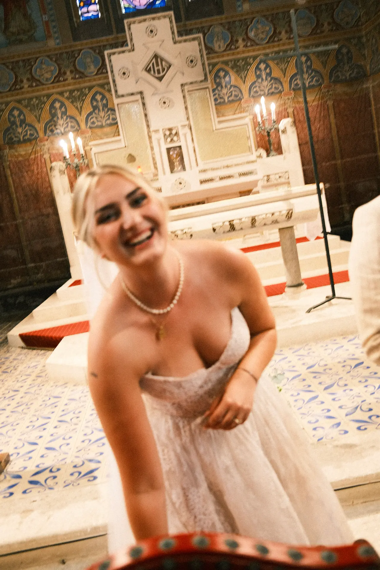 la mariée pliée de rire pendant la cérémonie