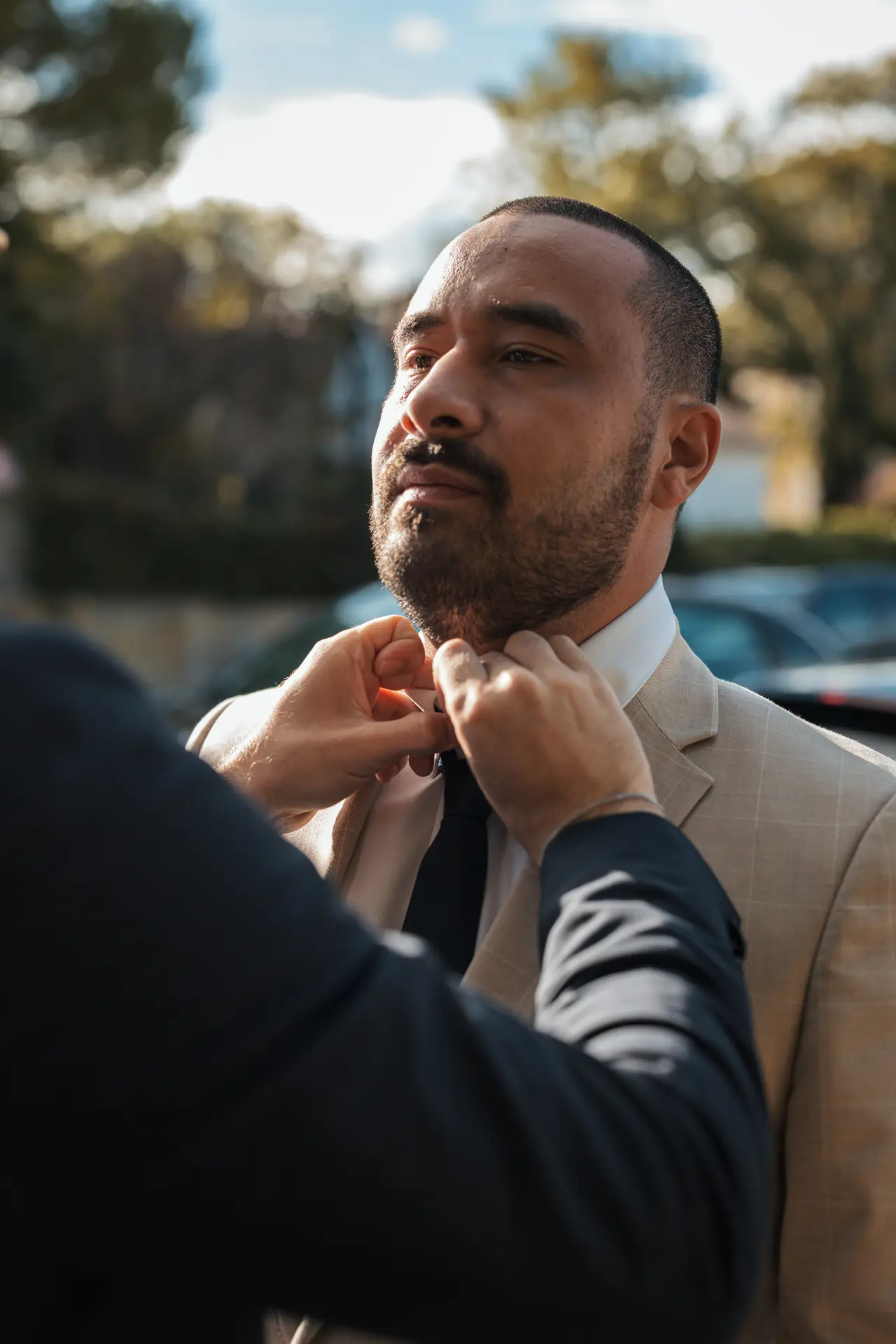 on ajuste la cravate du marié