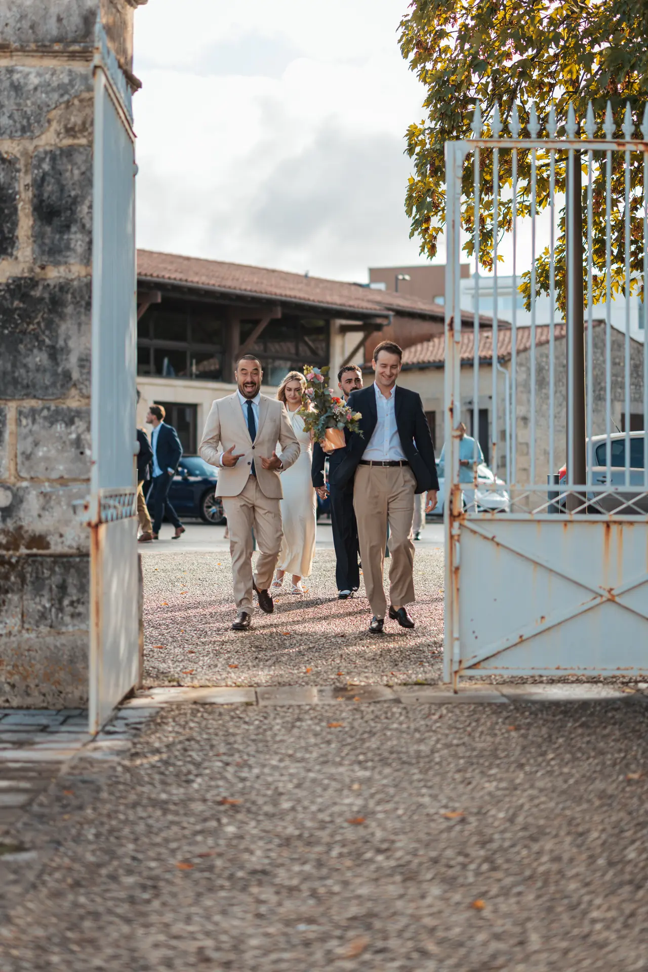 les invités passent le portail de la mairie
