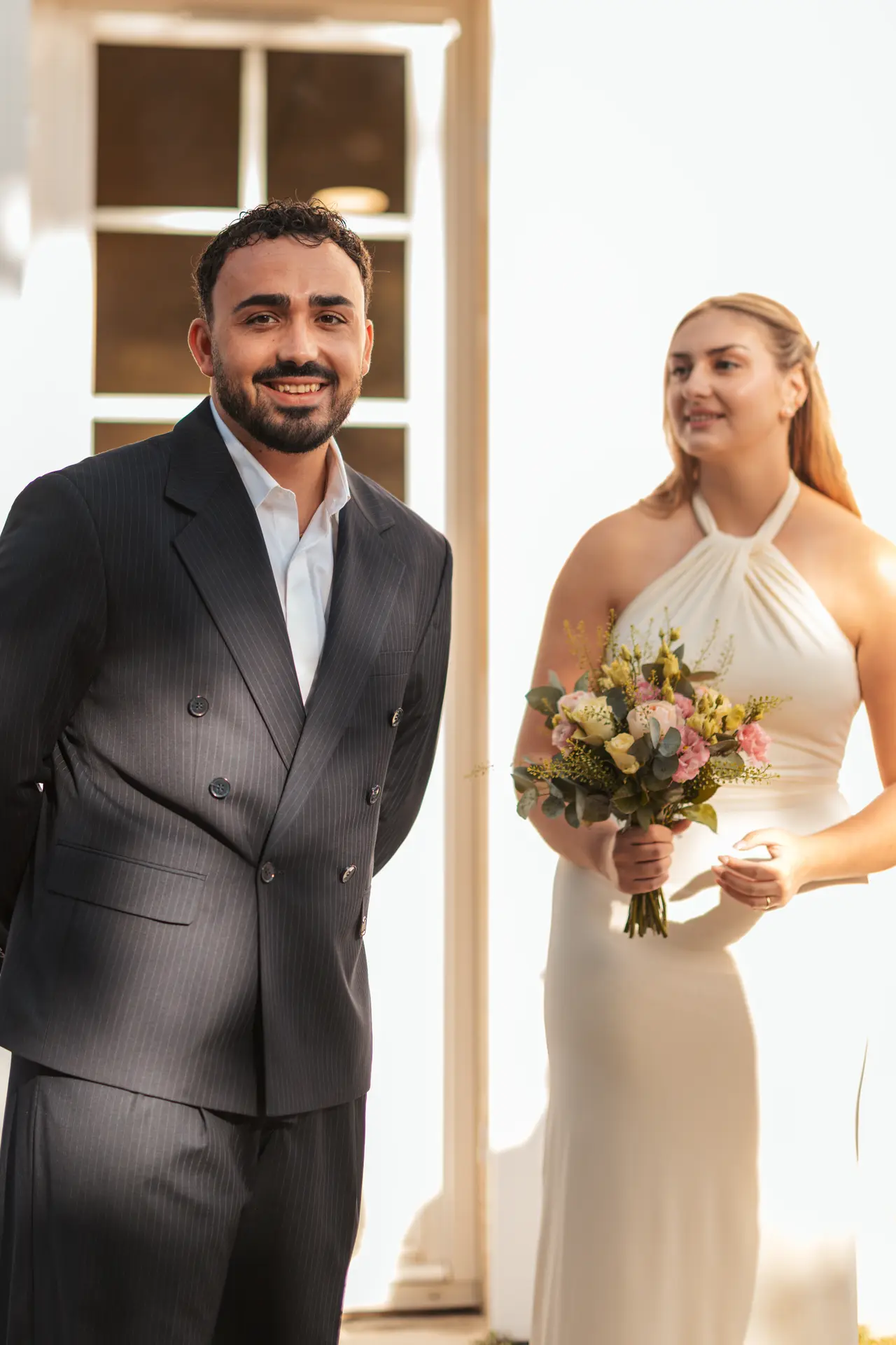 les mariés dans l'embrasure de la porte