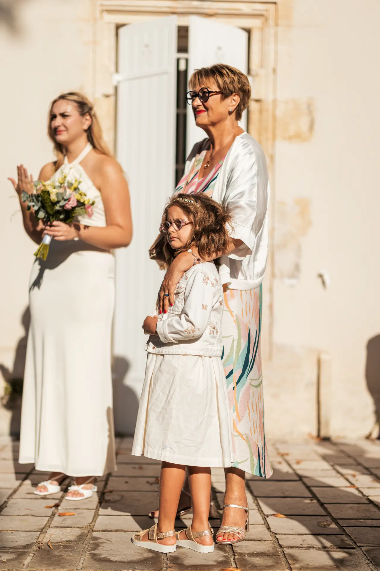 la mariée et une petite invitée avant d'entrer
