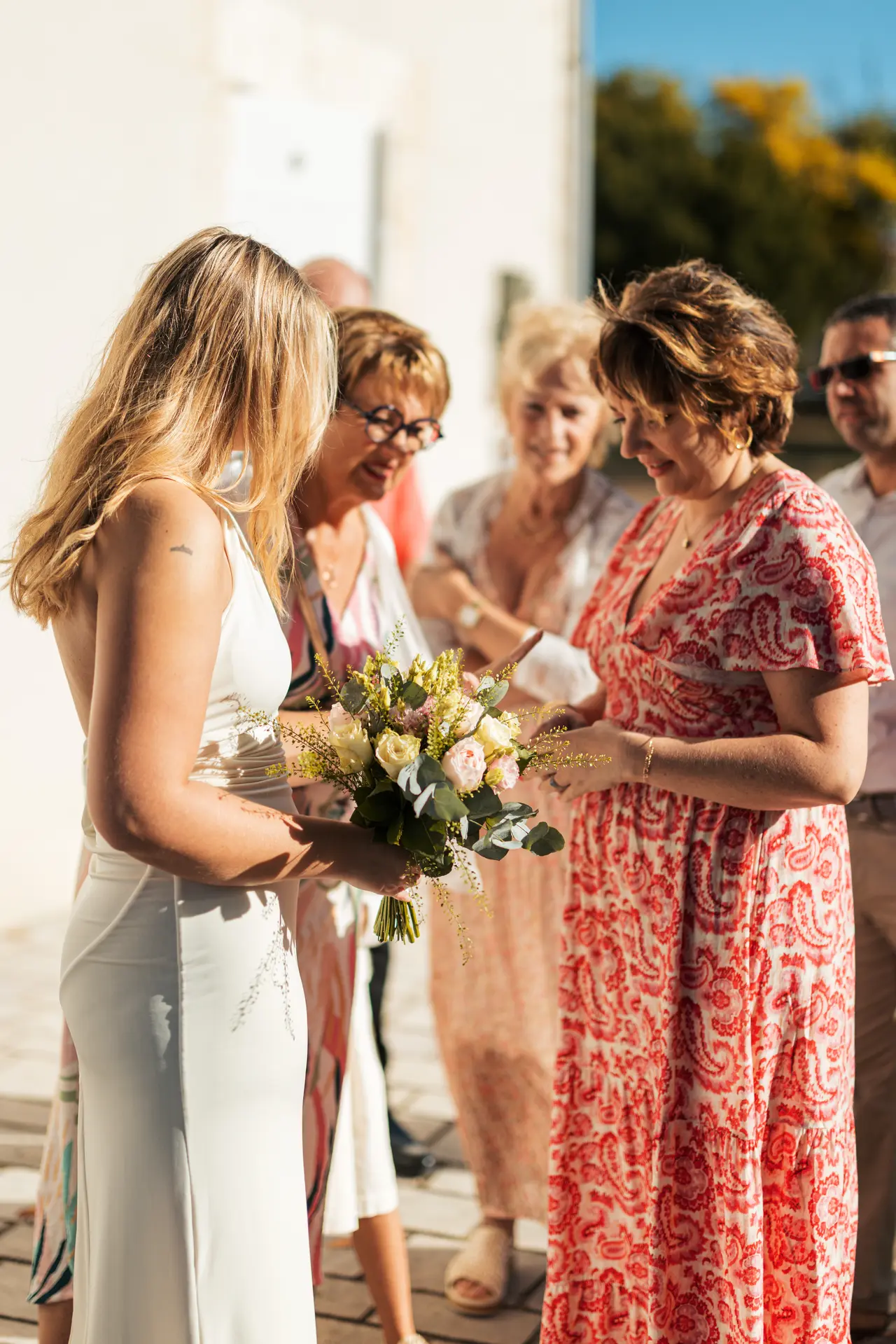 le bouquet passe de main en main avant la cérémonie