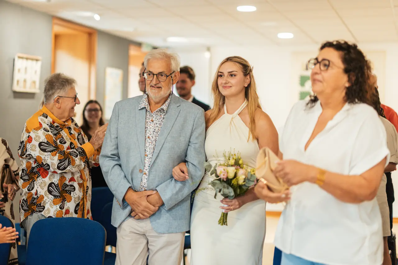 la mariée entre au bras de son père