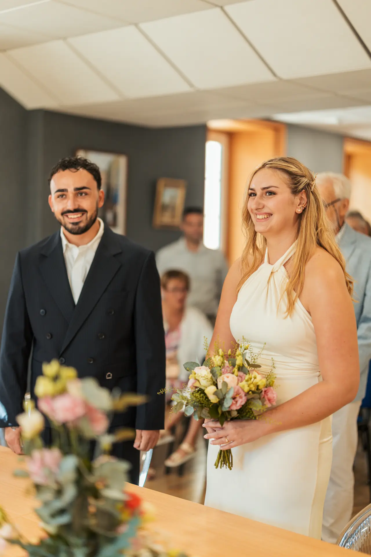 la mariée entre dans la salle des mariages
