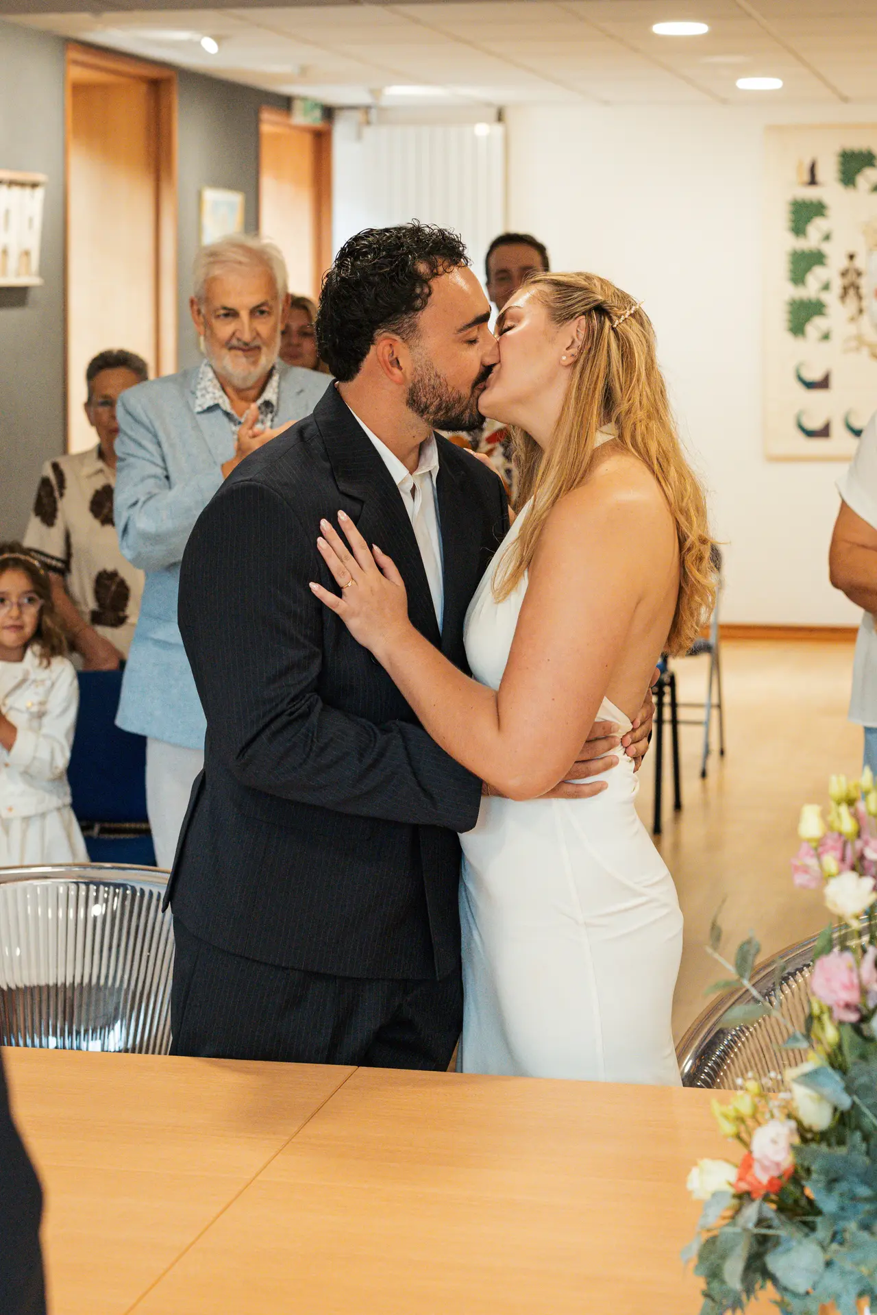 le baiser dans la salle des mariages