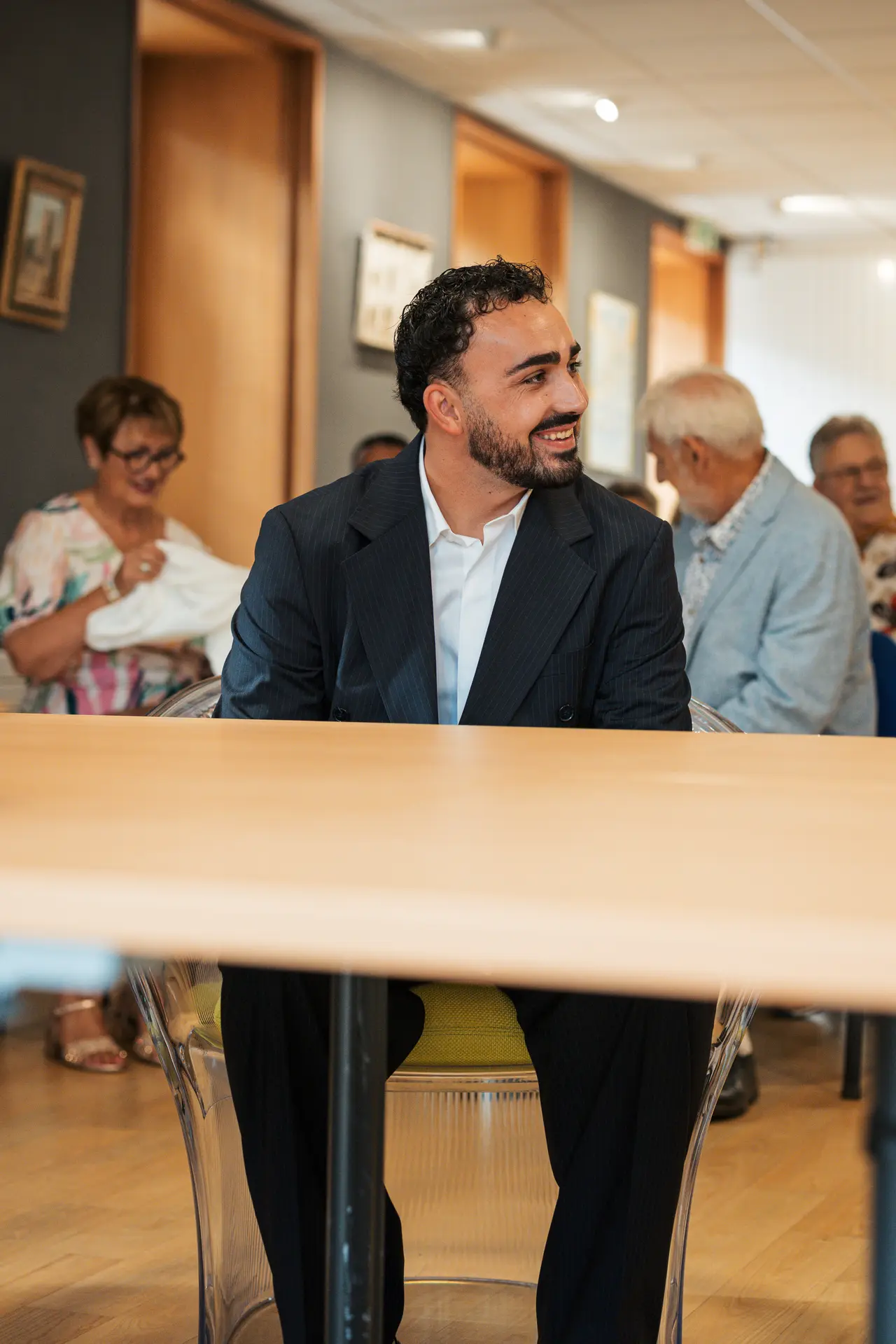 À la mairie, 10 h 06