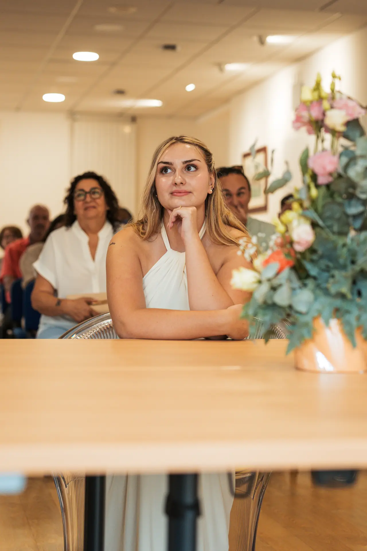 la mariée assise, pendant la signature
