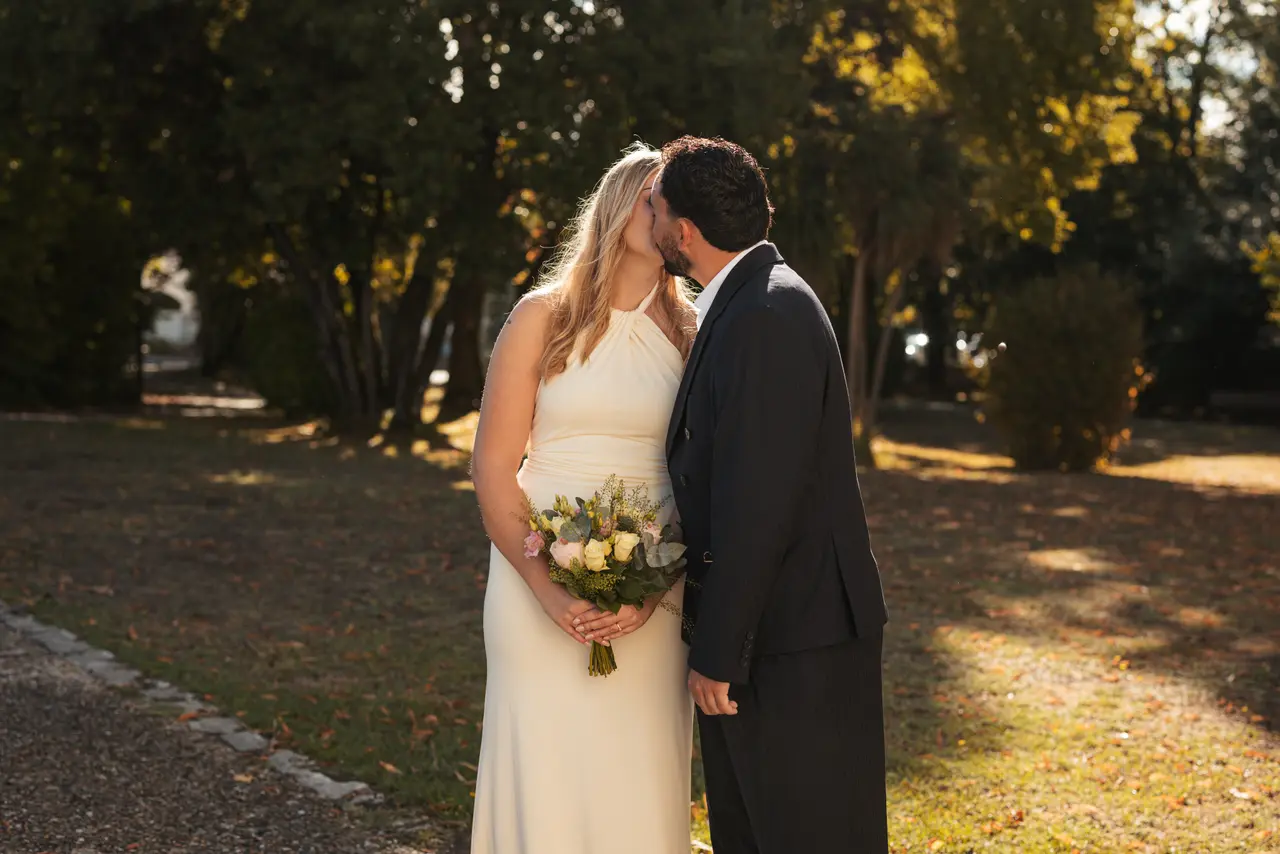 un baiser dans le parc