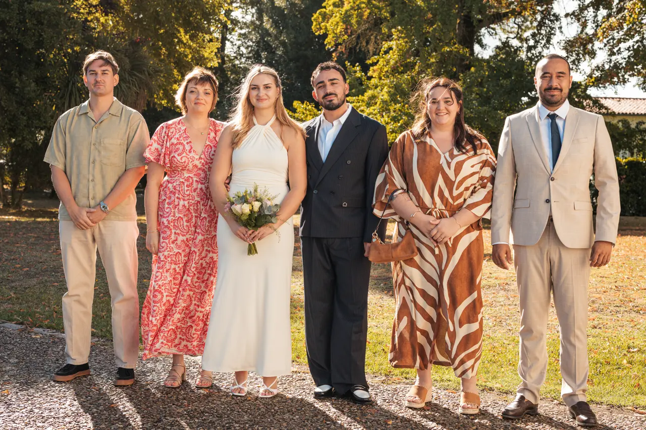 Les mariés et quatre invités, dont une invitée en robe rose et une en robe zébrée