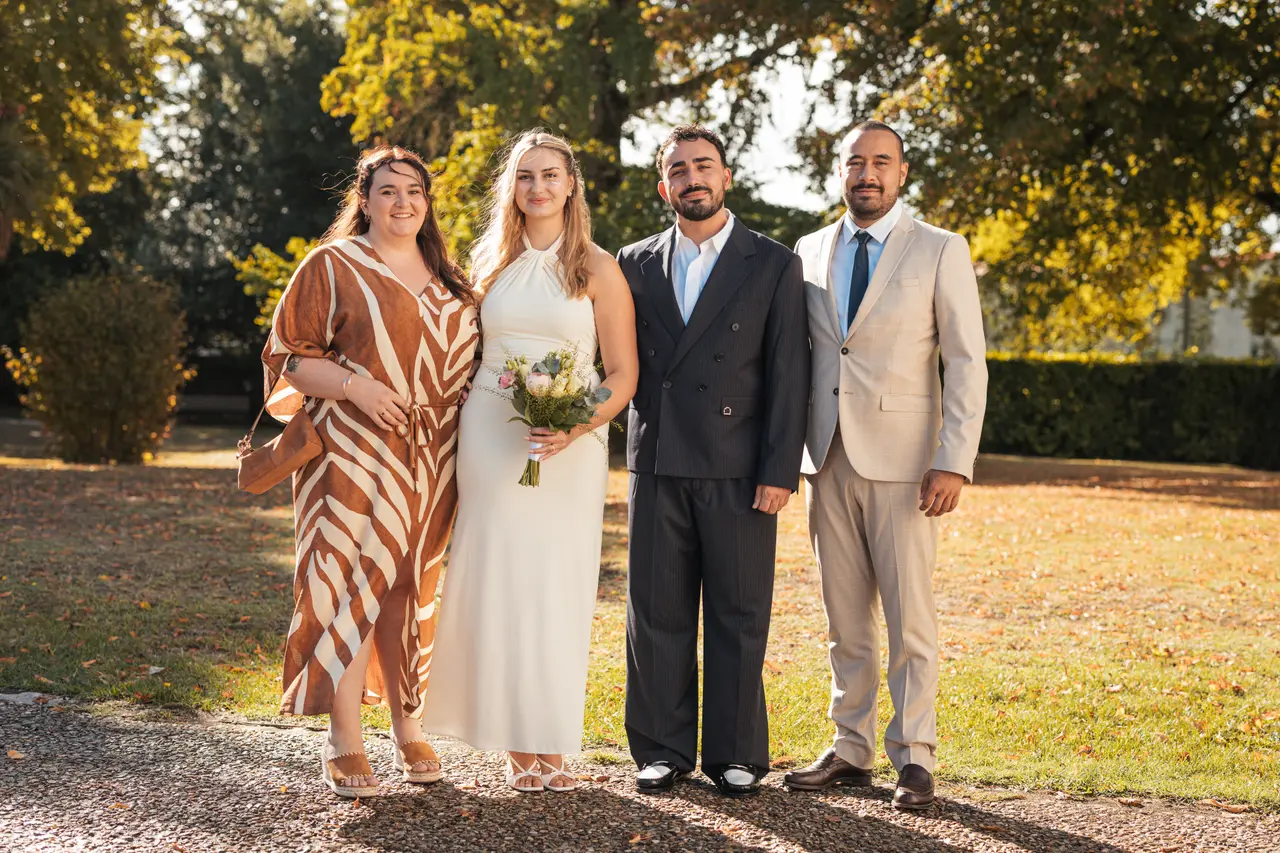 Les mariés, une invitée en robe zébrée et un invité en costume beige