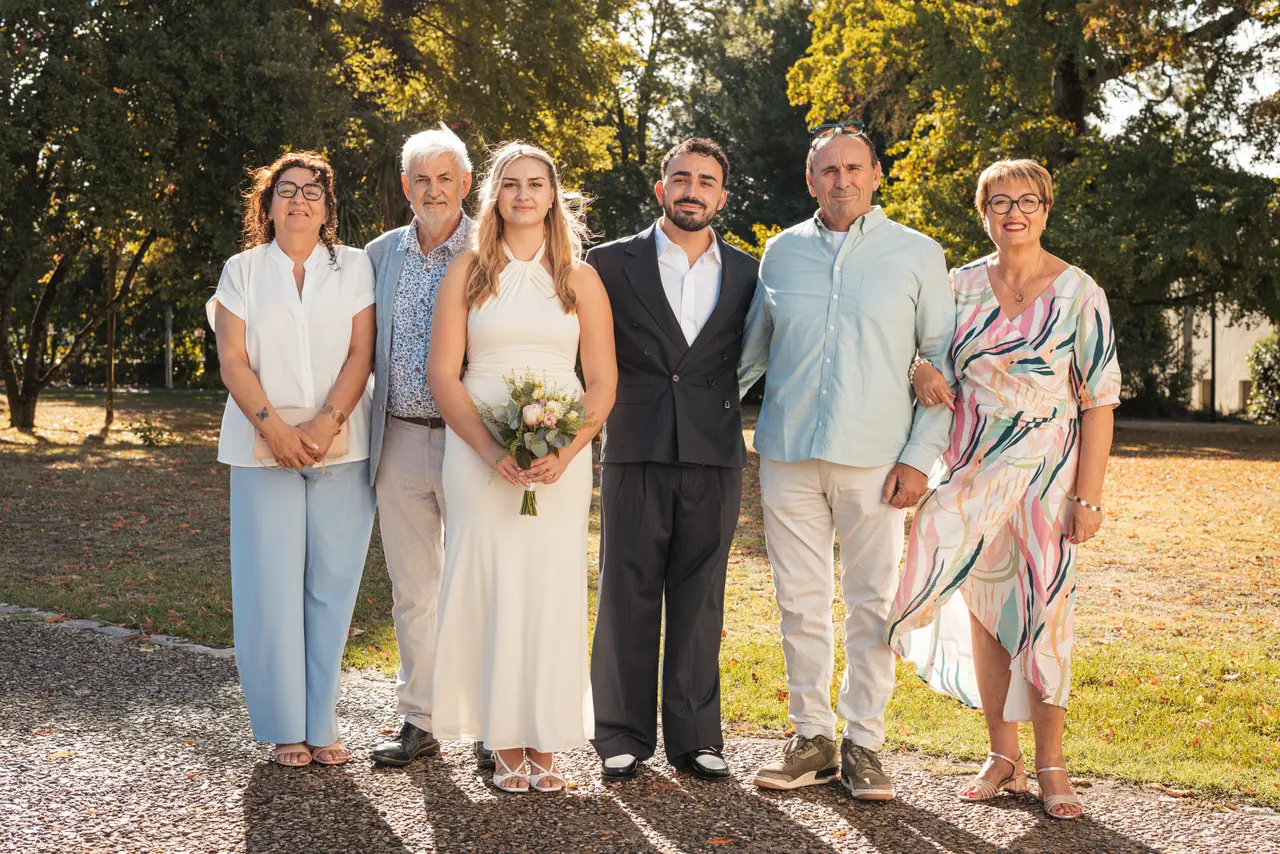 Les mariés et quatre invités, dont un invité en chemise vert d'eau