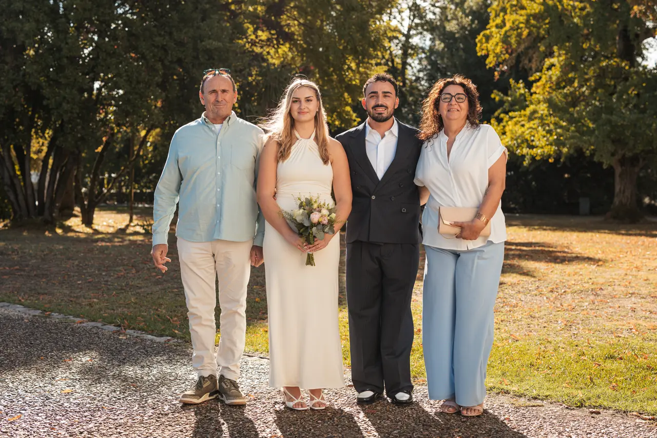 Les mariés, un invité en chemise vert d'eau et une invitée en pantalon bleu clair