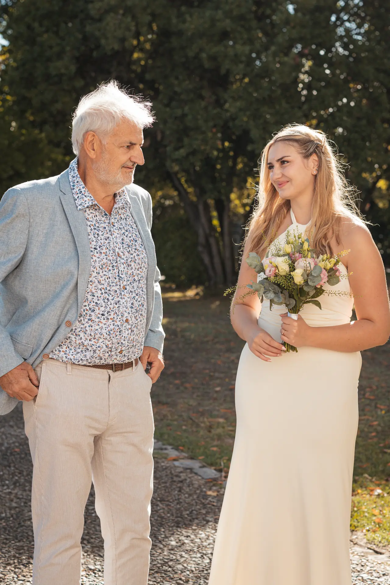 La mariée et un invité en veste bleu clair