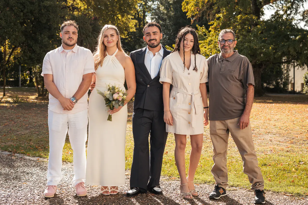 Les mariés et trois invités, dont un invité en polo marron