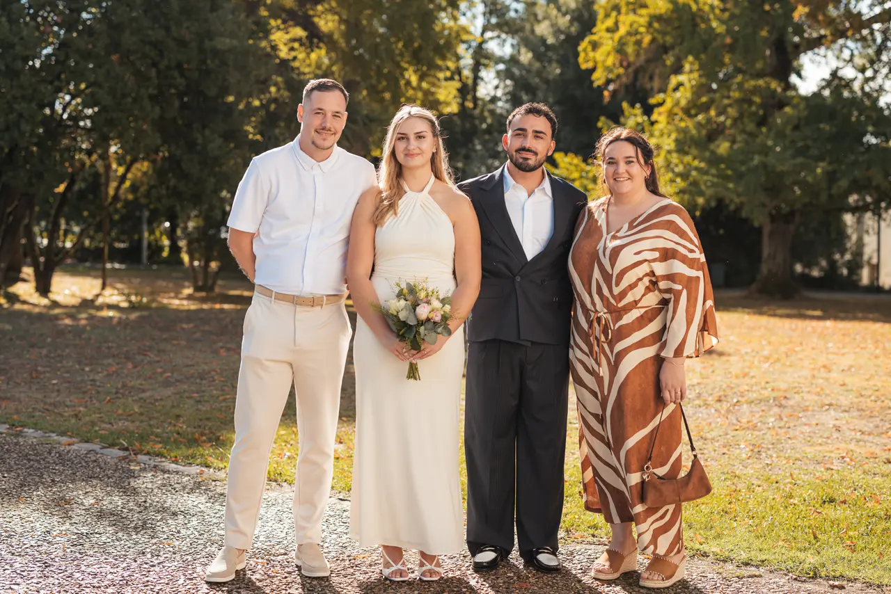 Les mariés, un invité en chemise blanche et une invitée en robe zébrée