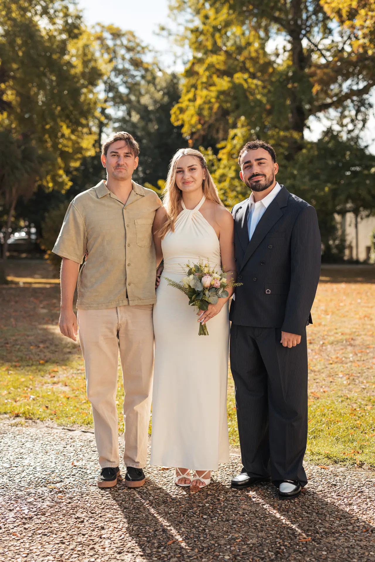 Les mariés et un invité en chemise beige