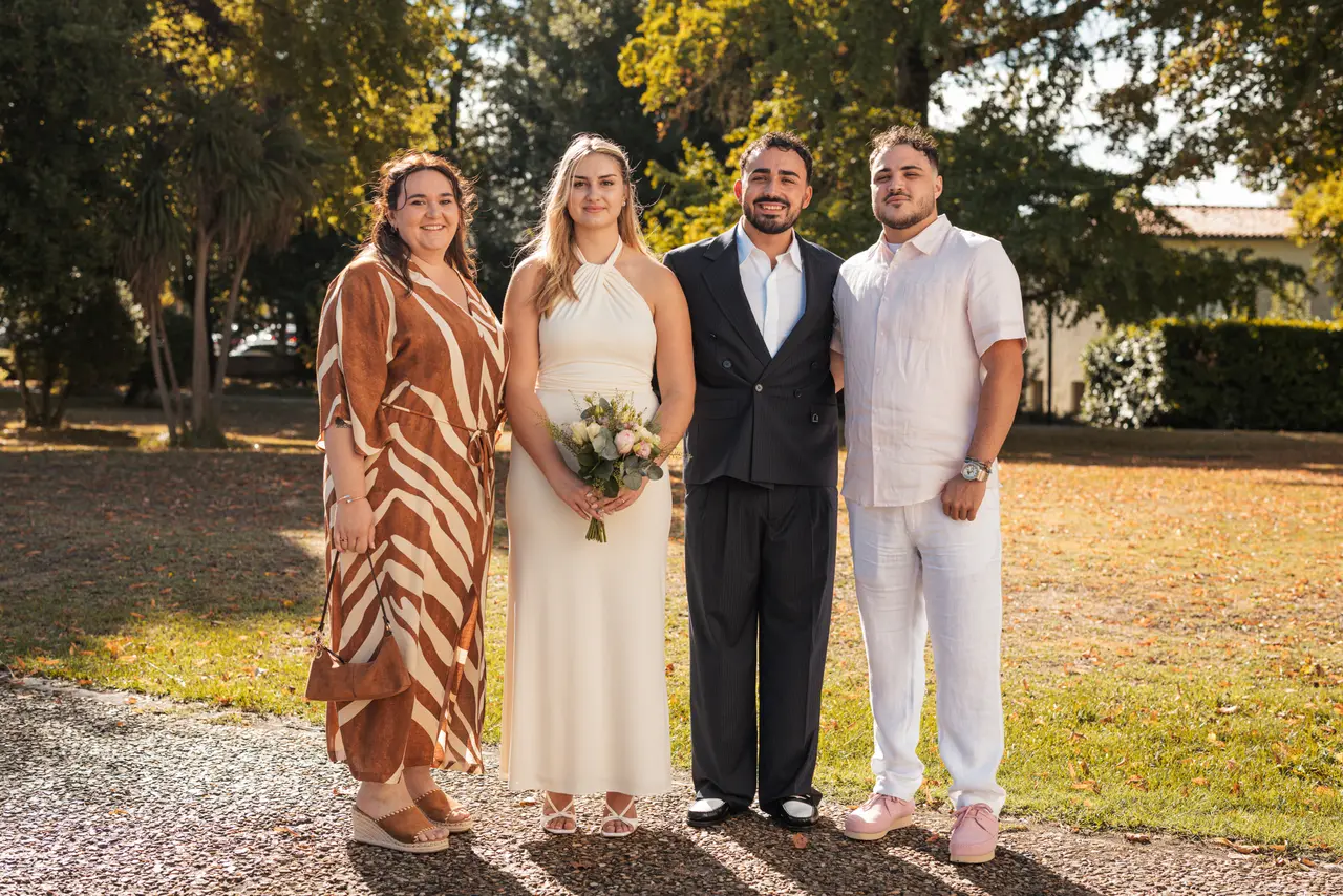 Les mariés, une invitée en robe zébrée et un invité en tenue blanche