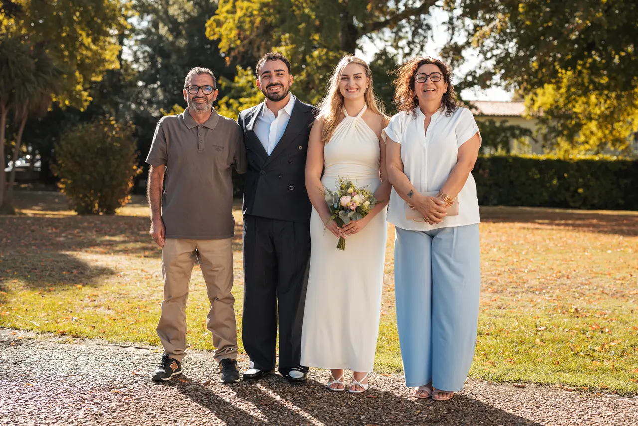 Les mariés, un invité en polo marron et une invitée en chemisier blanc