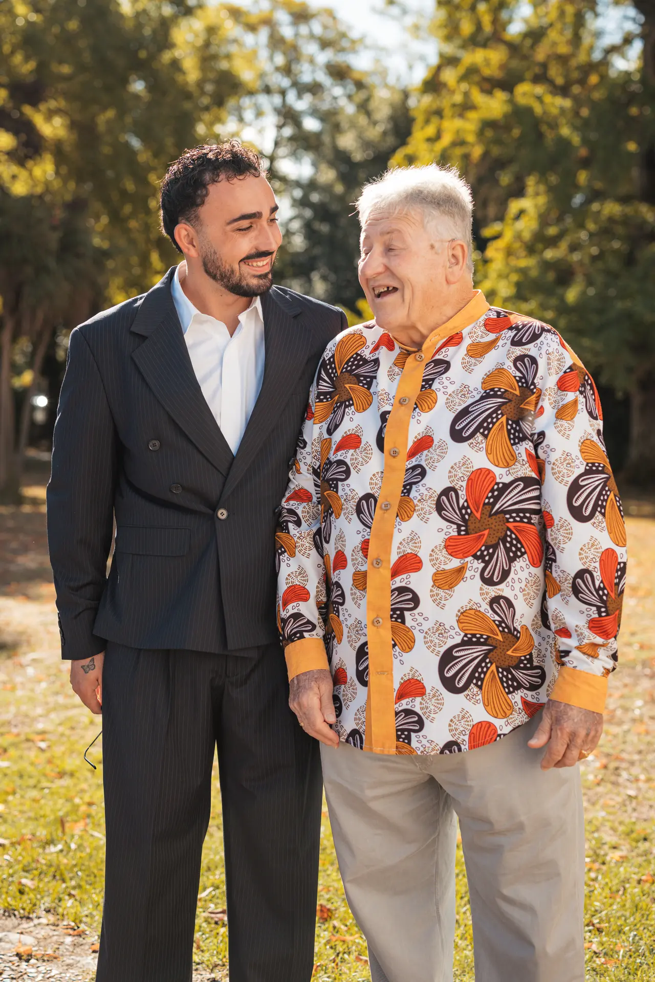 Le marié et un invité en chemise à motifs