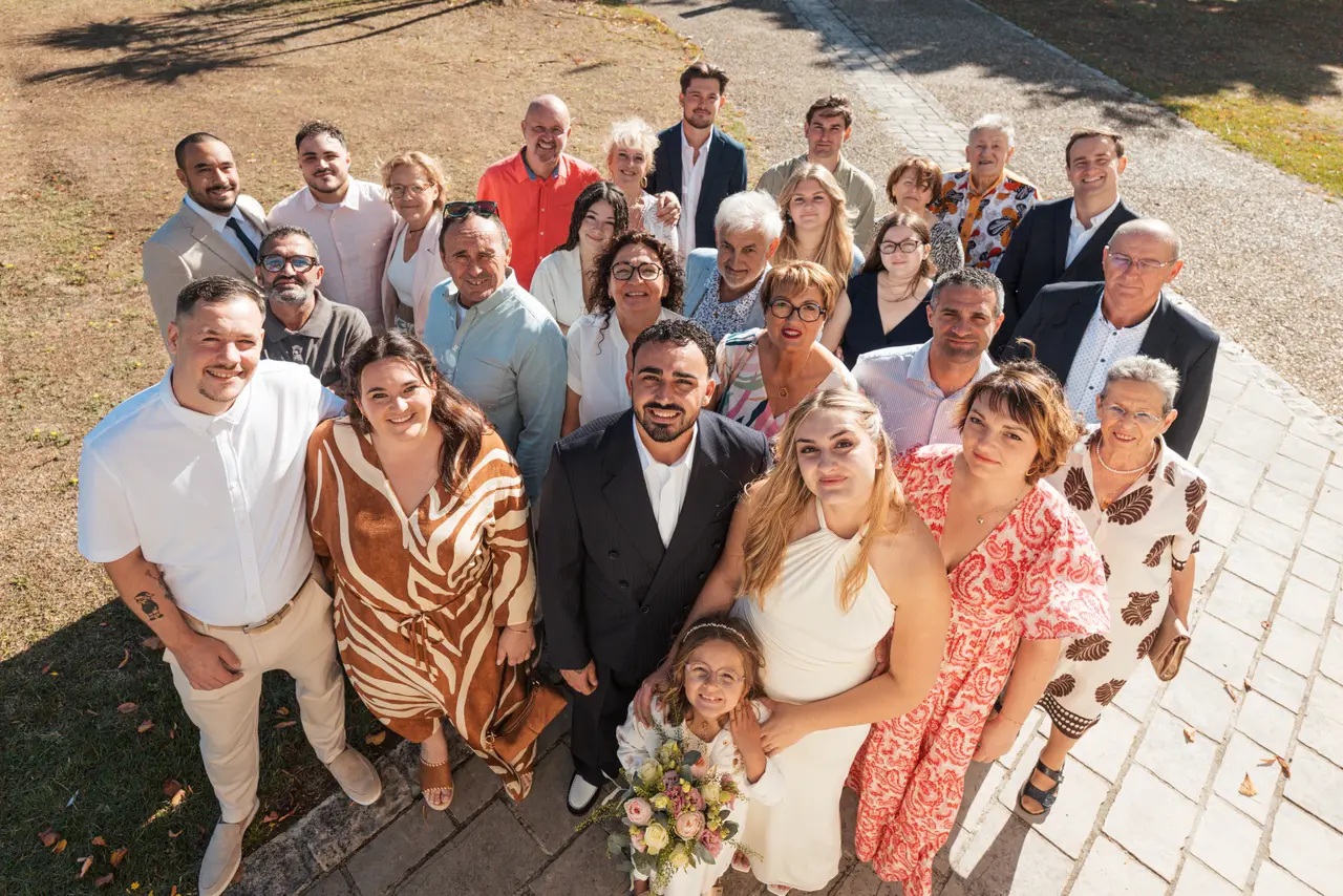 Tous les invités de la mairie réunis, vus d'en haut