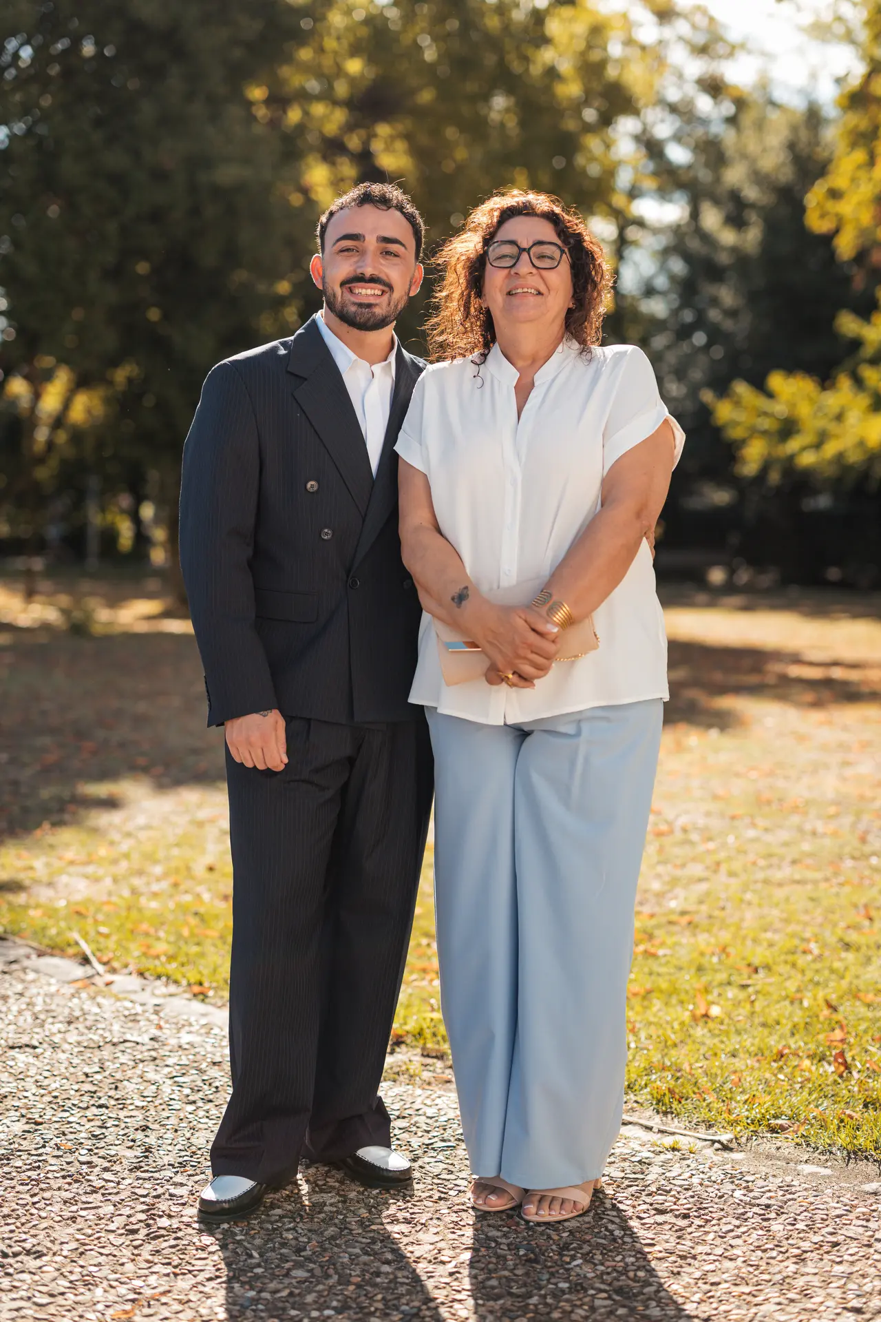 Le marié et une invitée en chemisier blanc
