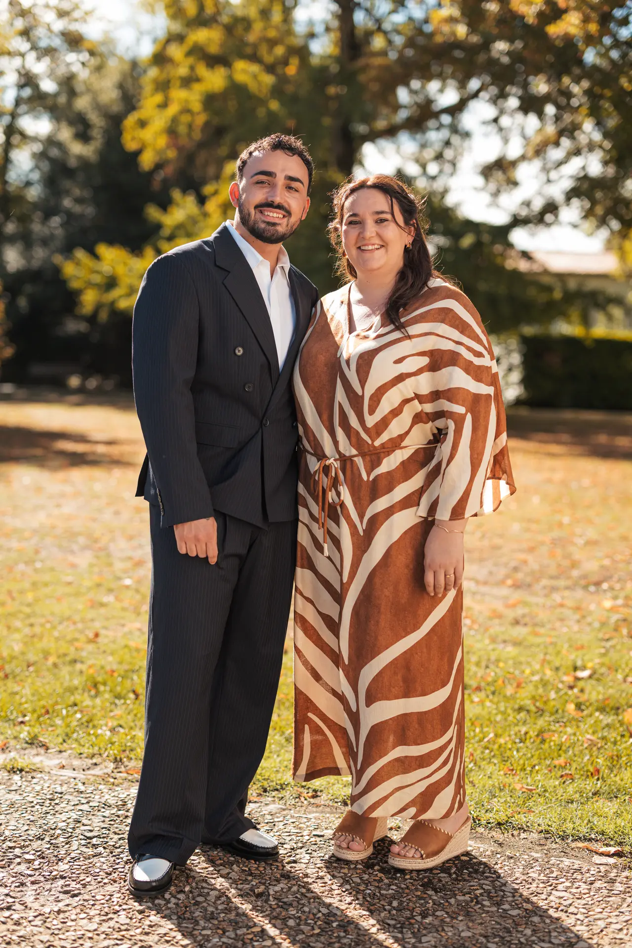 Le marié et une invitée en robe zébrée