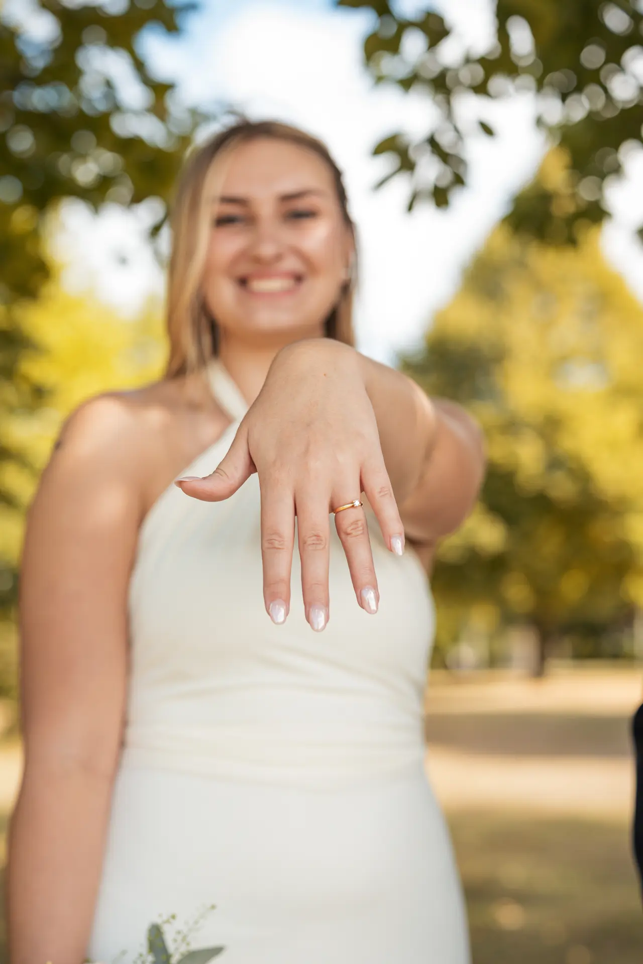 la mariée montre son alliance