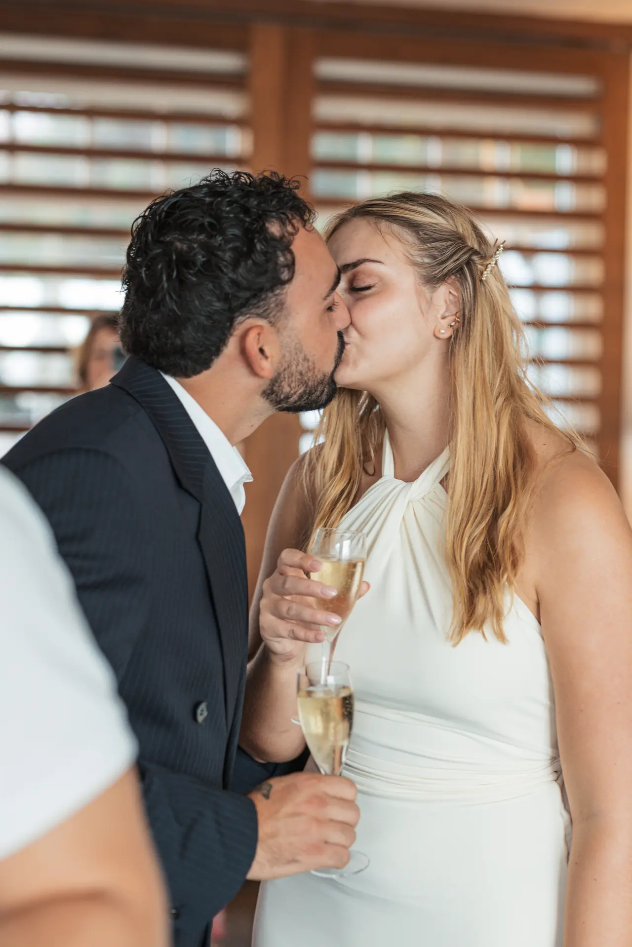 le baiser, une coupe à la main