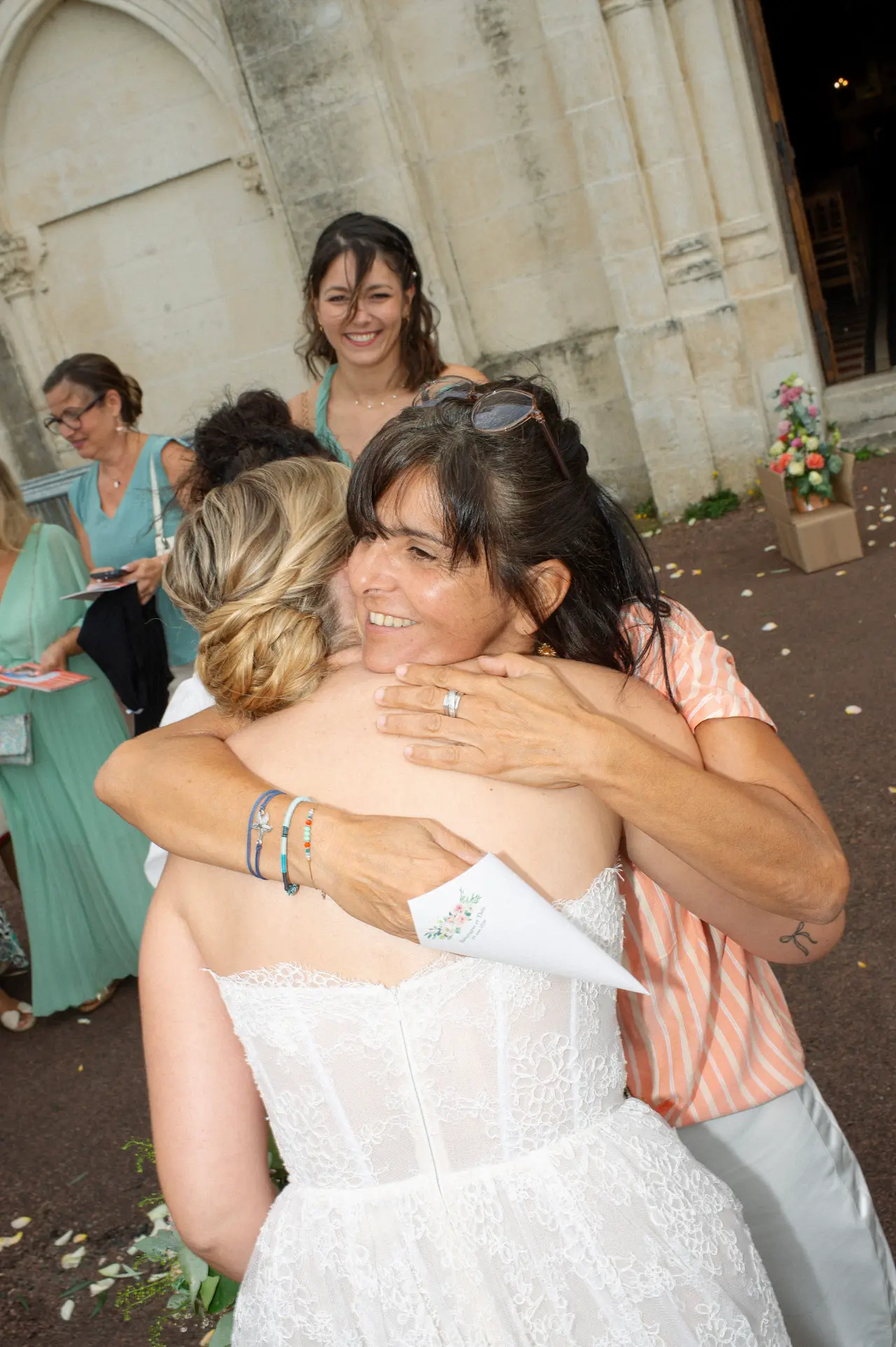 · accolade très émue entre la mariée et une invitée