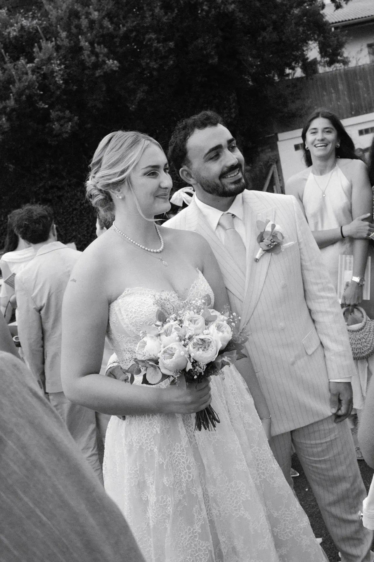 · noir et blanc, les mariés au milieu de la foule des invités