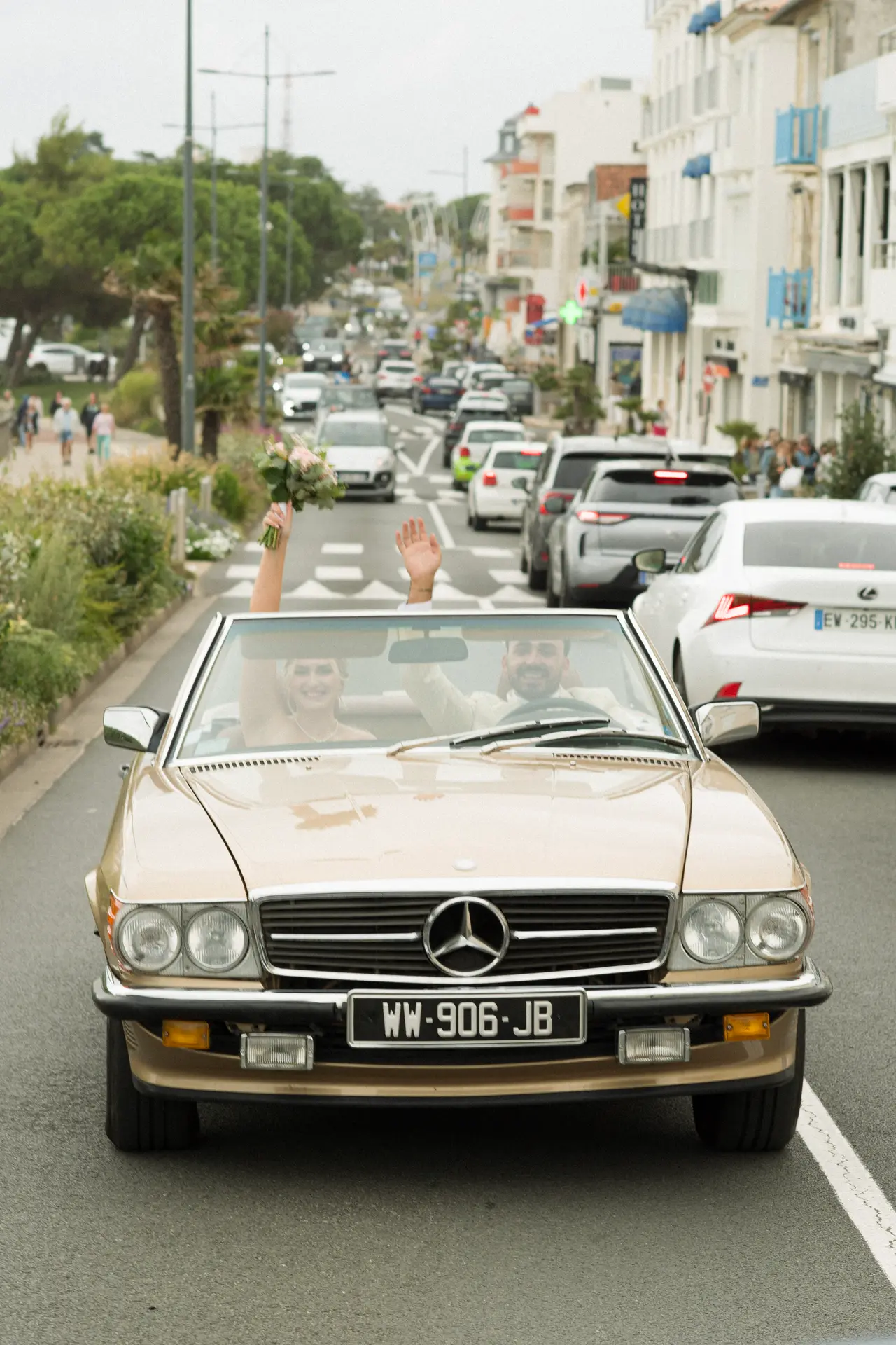 · la Mercedes remonte une avenue de Royan, capote ouverte