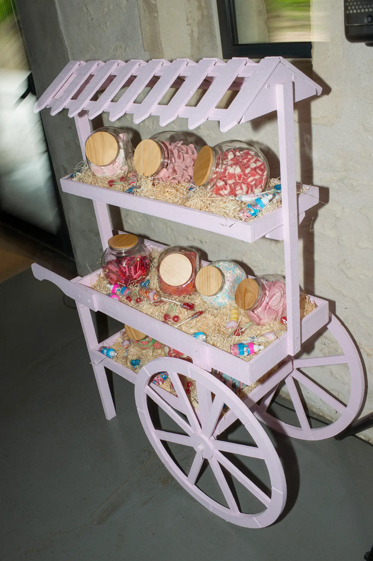 chariot à bonbons rose pastel garni de bocaux