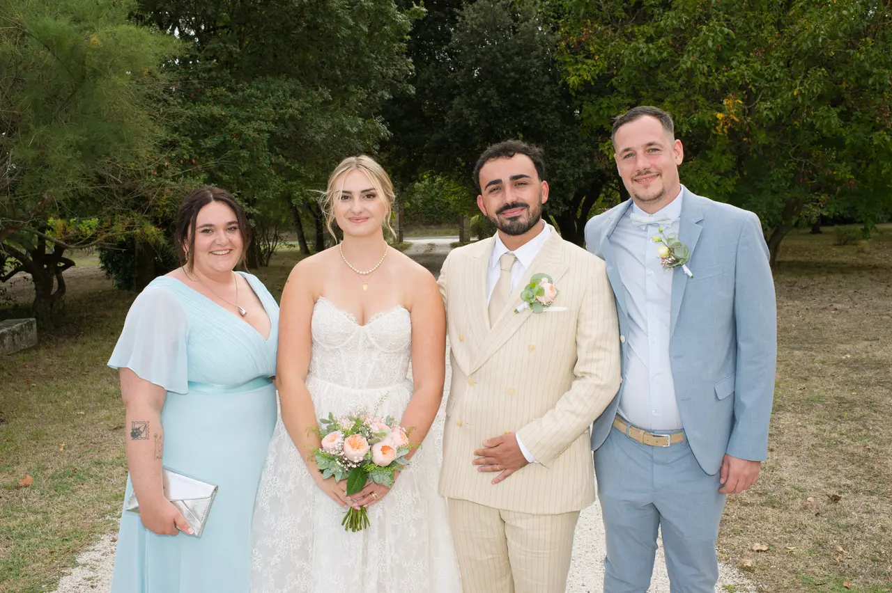 mariés entre une femme en robe bleu ciel et un homme en costume bleu clair