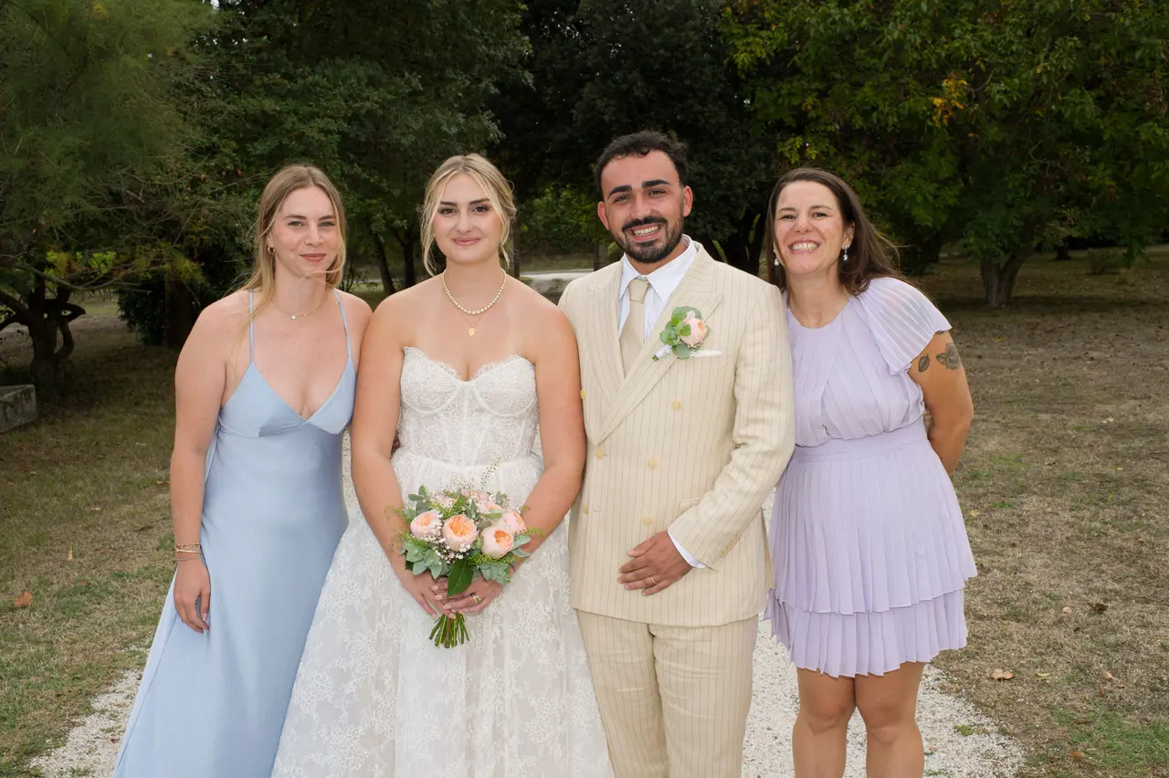 mariés entre une femme en robe satin bleu ciel et une femme en robe lilas
