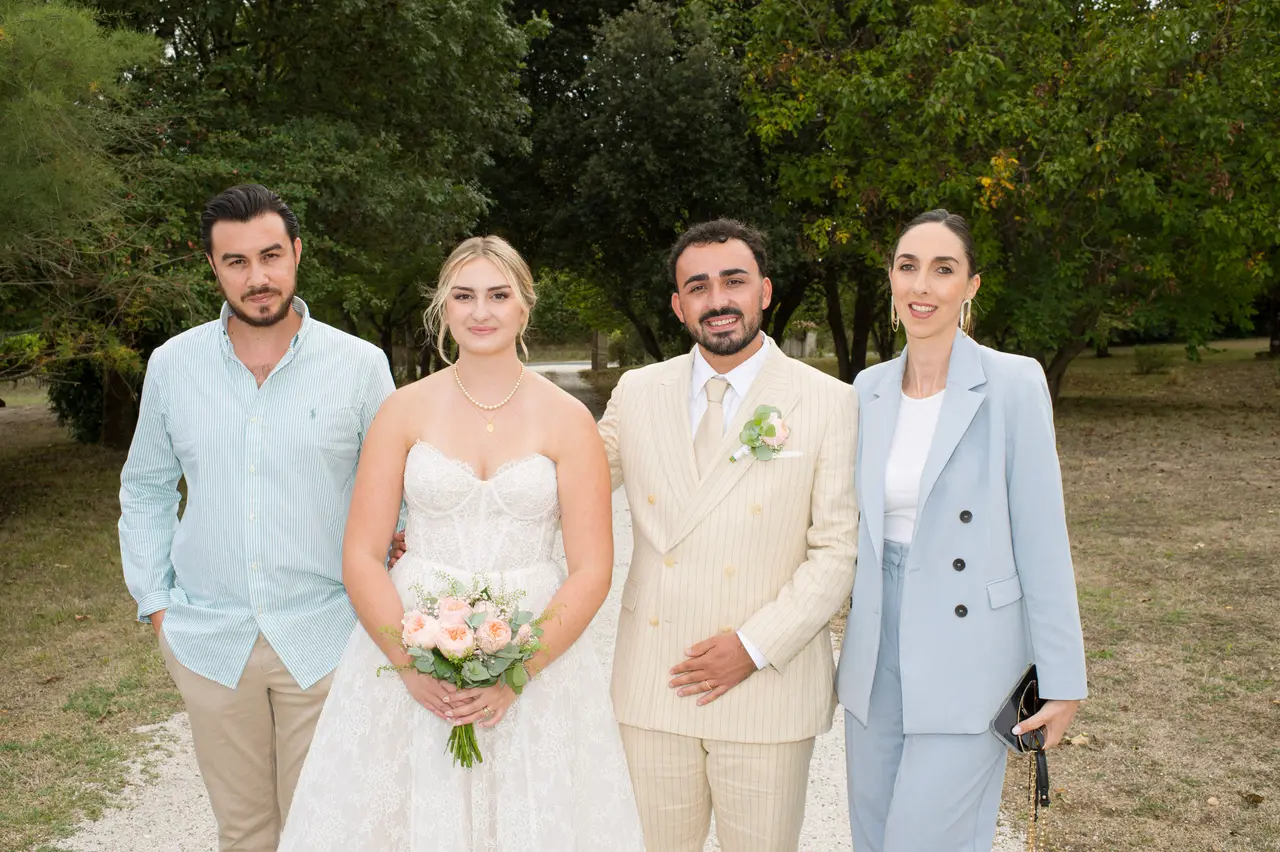 les mariés entre un homme en chemise rayée bleue et une femme en tailleur bleu ciel