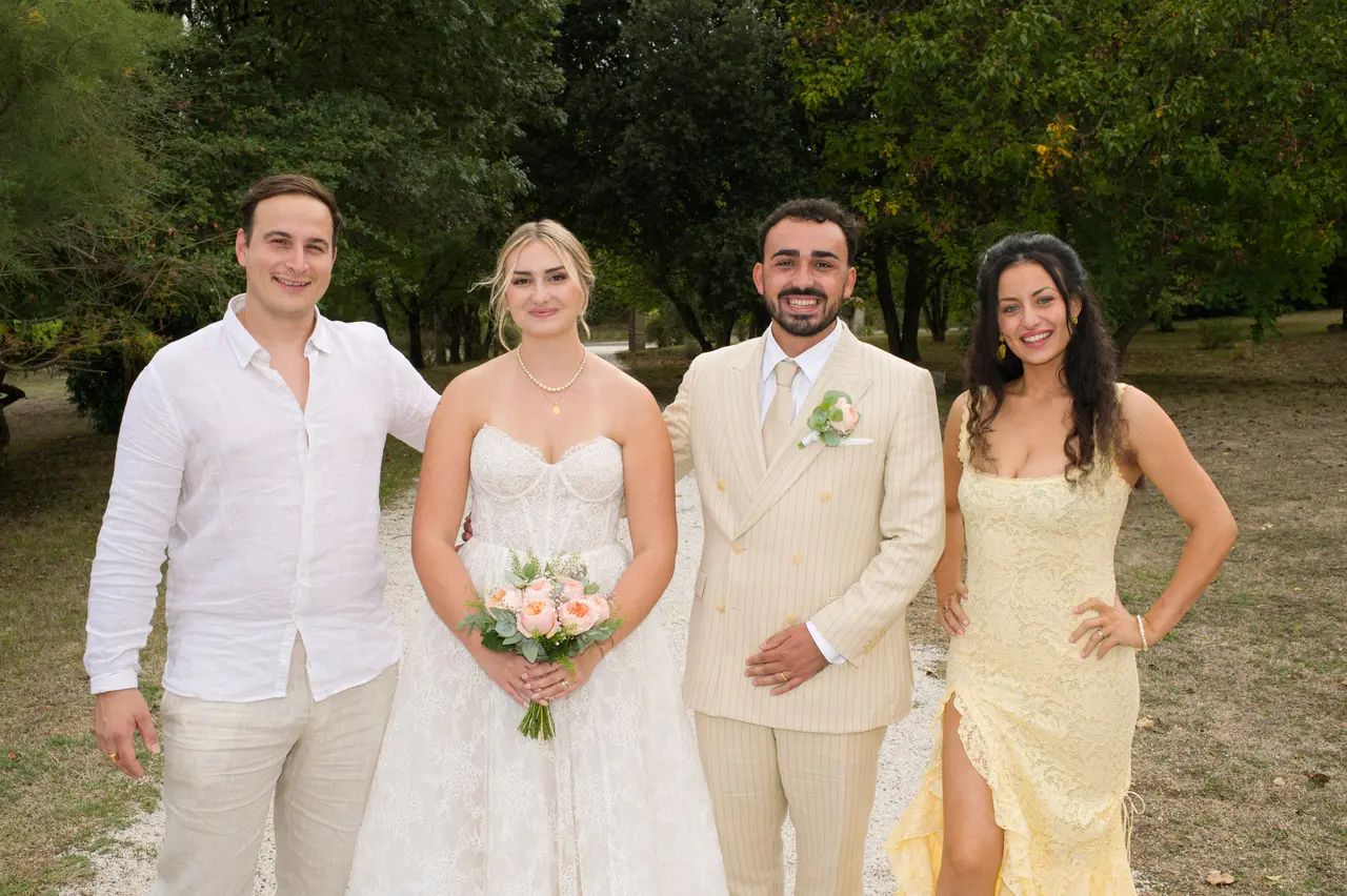 mariés entre homme en chemise de lin blanche et femme en robe jaune dentelle