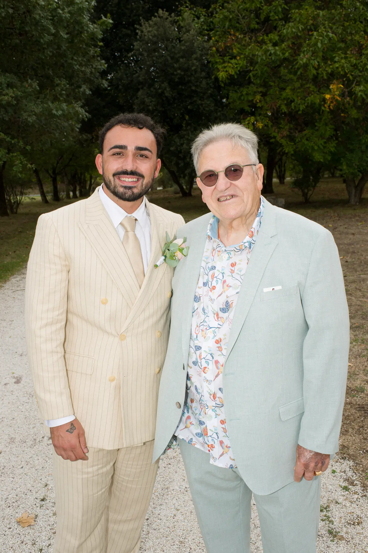 le marié et un aîné en costume à chemise fleurie