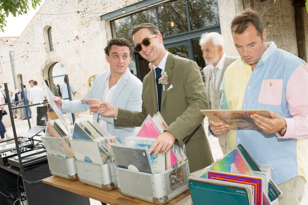 invités qui fouillent les bacs de vinyles du DJ