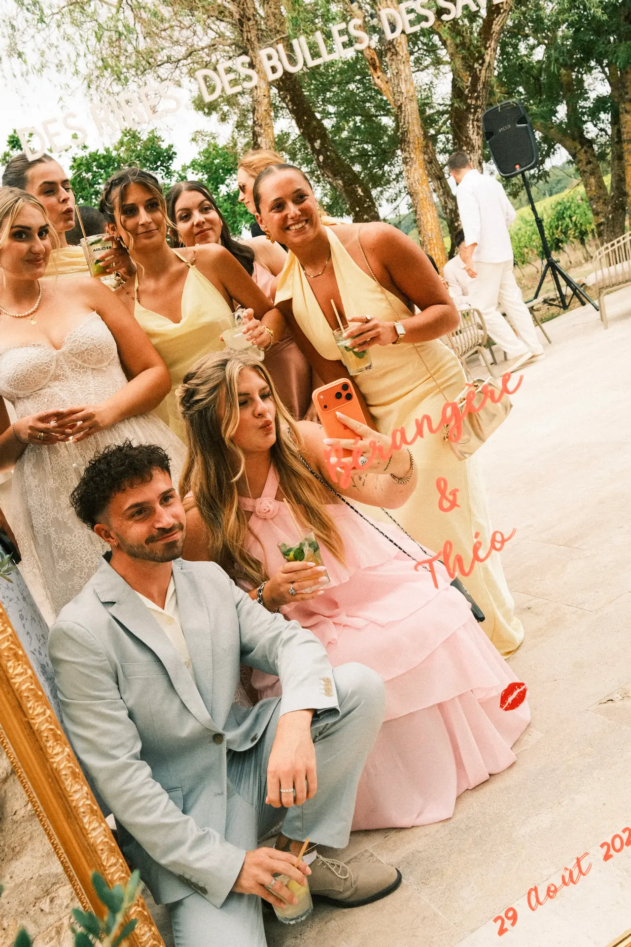 la bande entassée dans le cadre doré photobooth