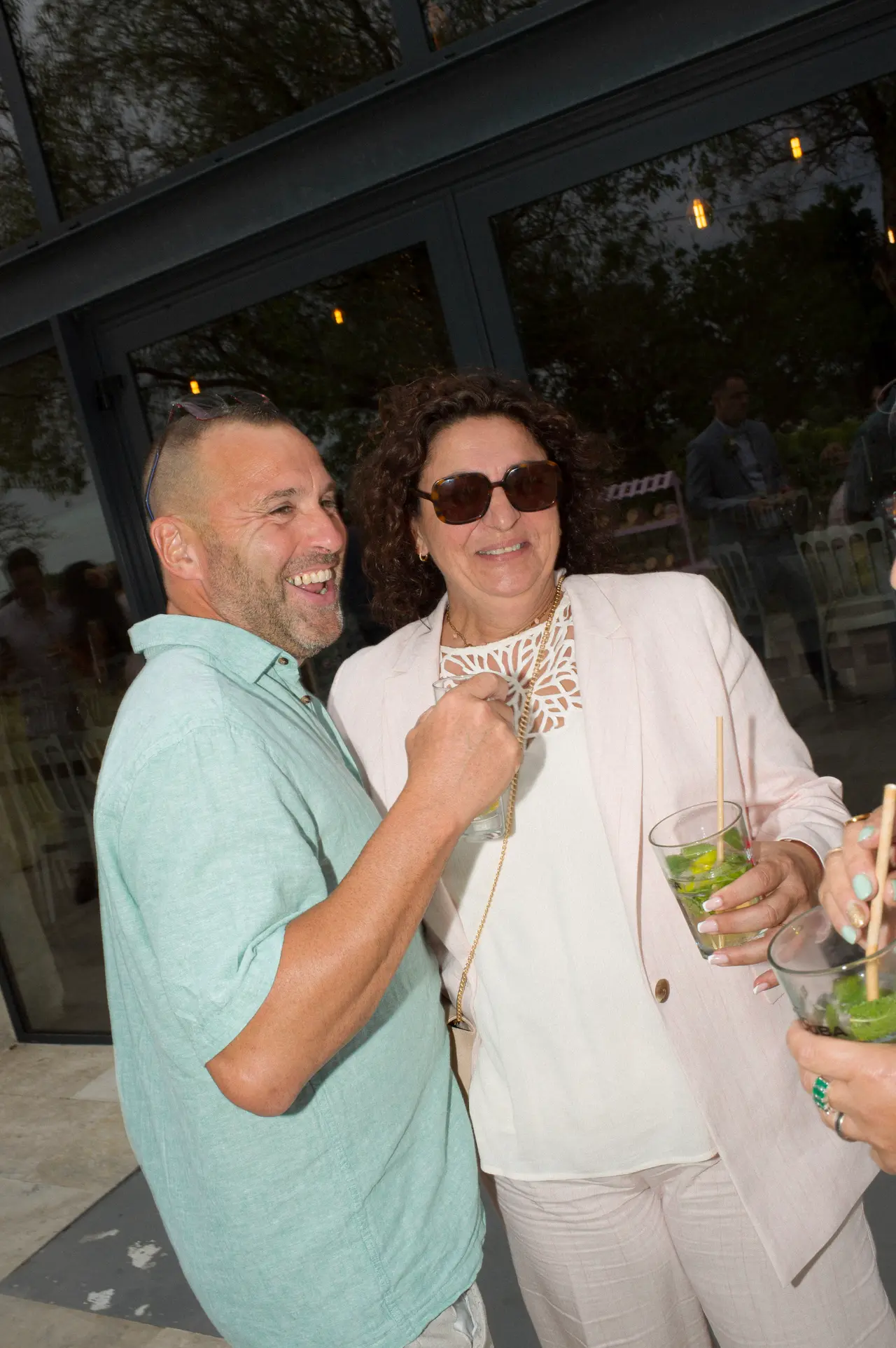 couple d'invités hilare, cocktails brandis
