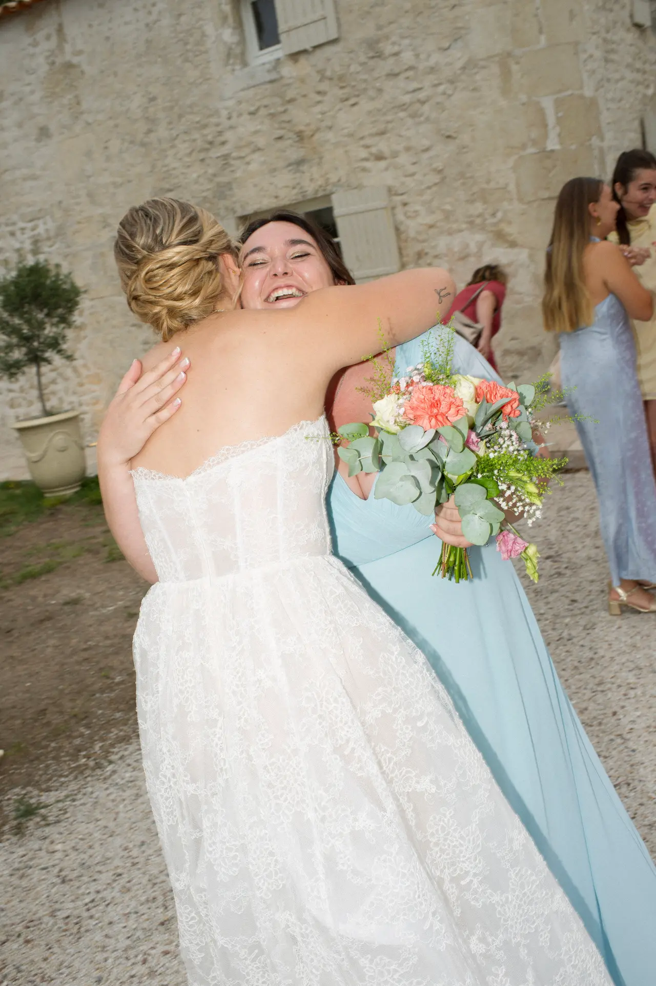 la gagnante du bouquet enlace la mariée