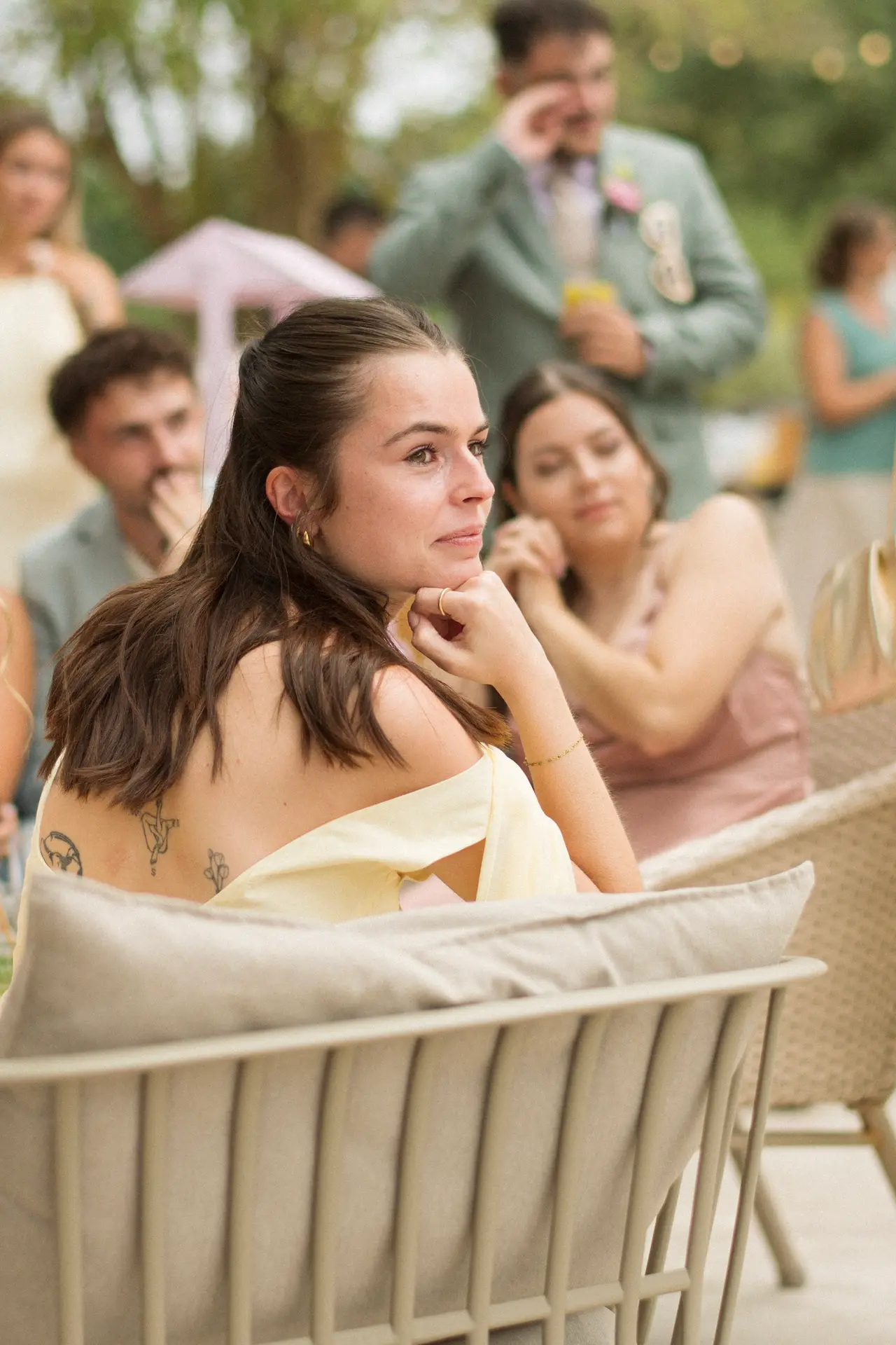 invitée bouleversée pendant le discours