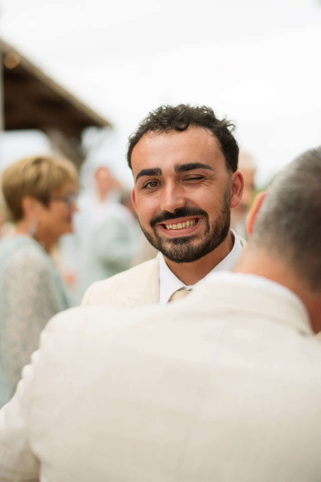 Théo en pleine lumière, sourire franc, fond clair